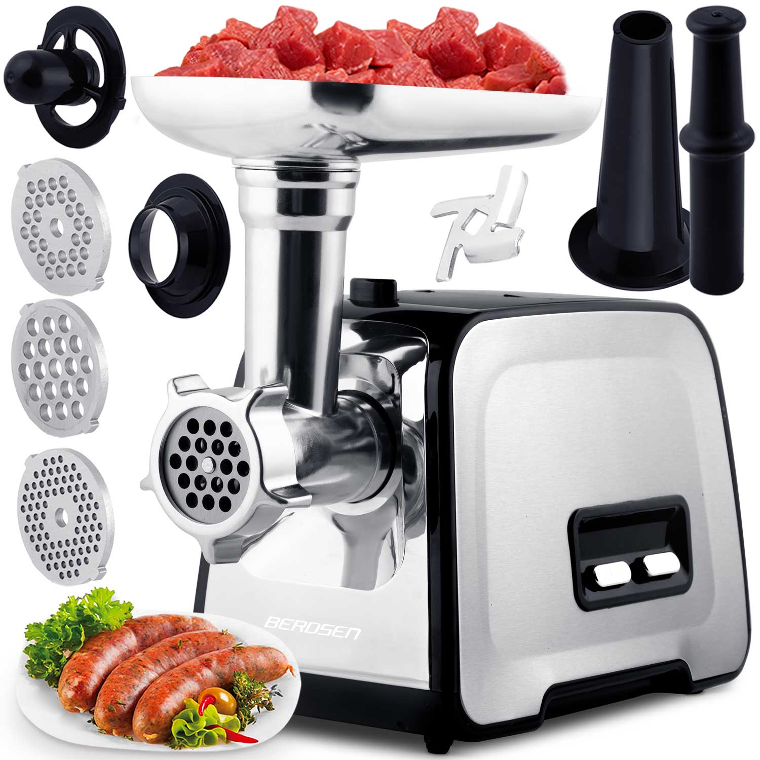 Maszynka do mięsa z różnymi akcesoriami. Surowe mięso w tacy. Kiełbasy na talerzu. Widoczne czarne i srebrne elementy.