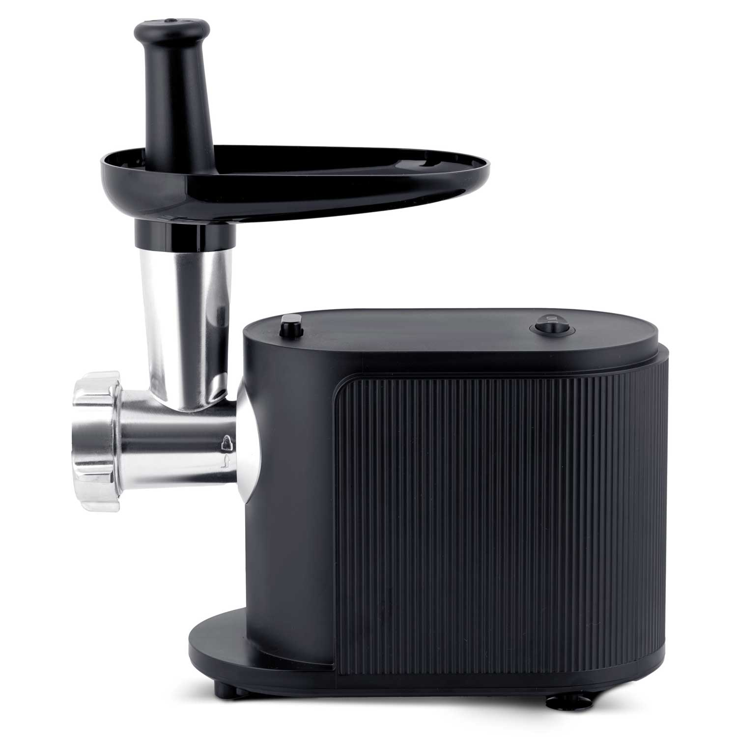 Czarna i srebrna maszynka do mięsa. Ma czarny uchwyt, srebrną część mielącą i czarną podstawę z pionowymi liniami.