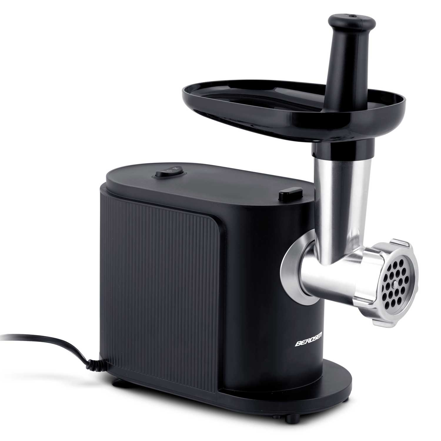 Czarno-srebrna maszynka do mięsa na białym tle. Posiada tackę podawczą, głowicę mielącą i przewód zasilający.