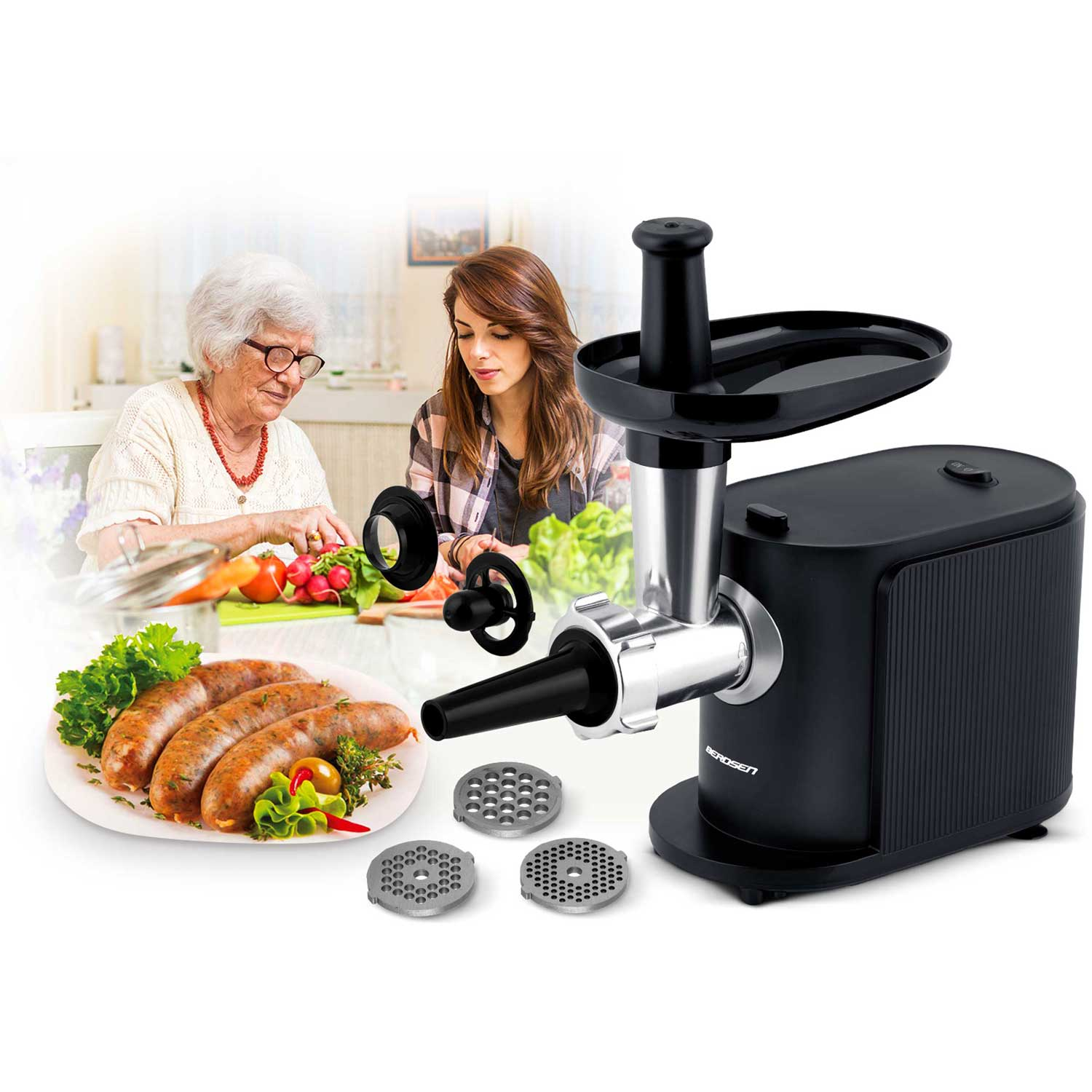 Maszynka do mięsa z akcesoriami. Dwie kobiety w tle przygotowują jedzenie. Kiełbasy na talerzu.