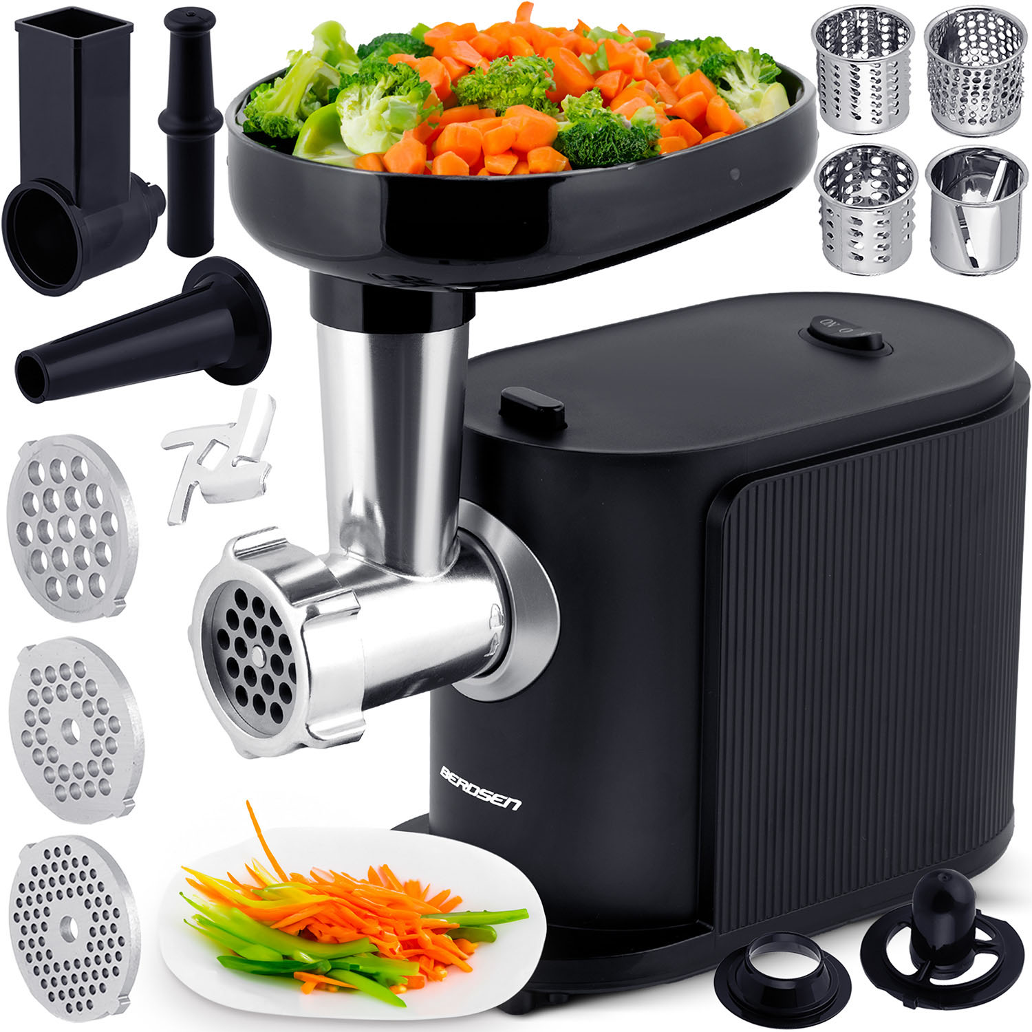 Czarny robot kuchenny z różnymi nasadkami. Brokuły i marchewki są w tacy, a na talerzu pokrojone warzywa.