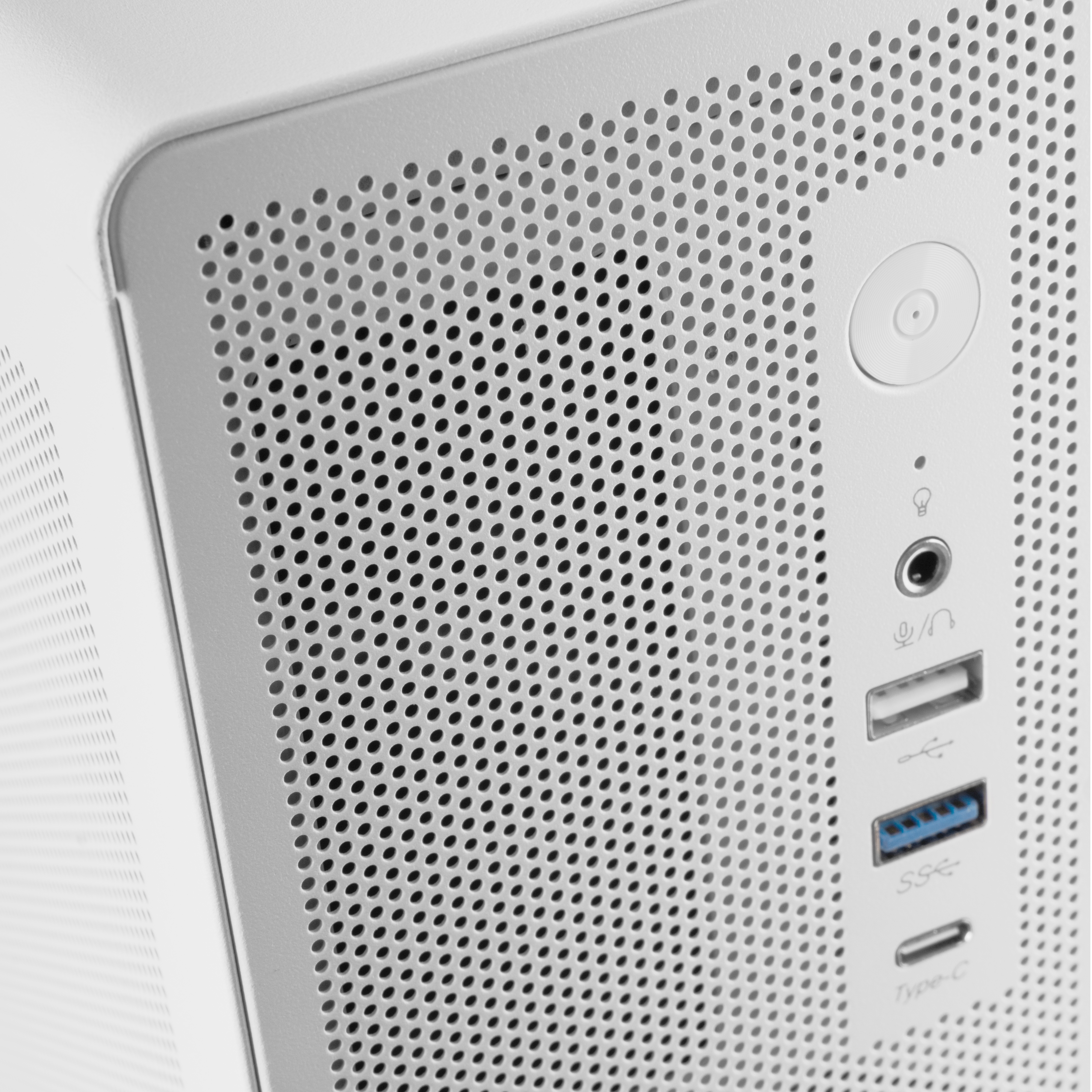 Primo piano del pannello frontale di un case per computer. Include pulsante di accensione, porte e fori di ventilazione.