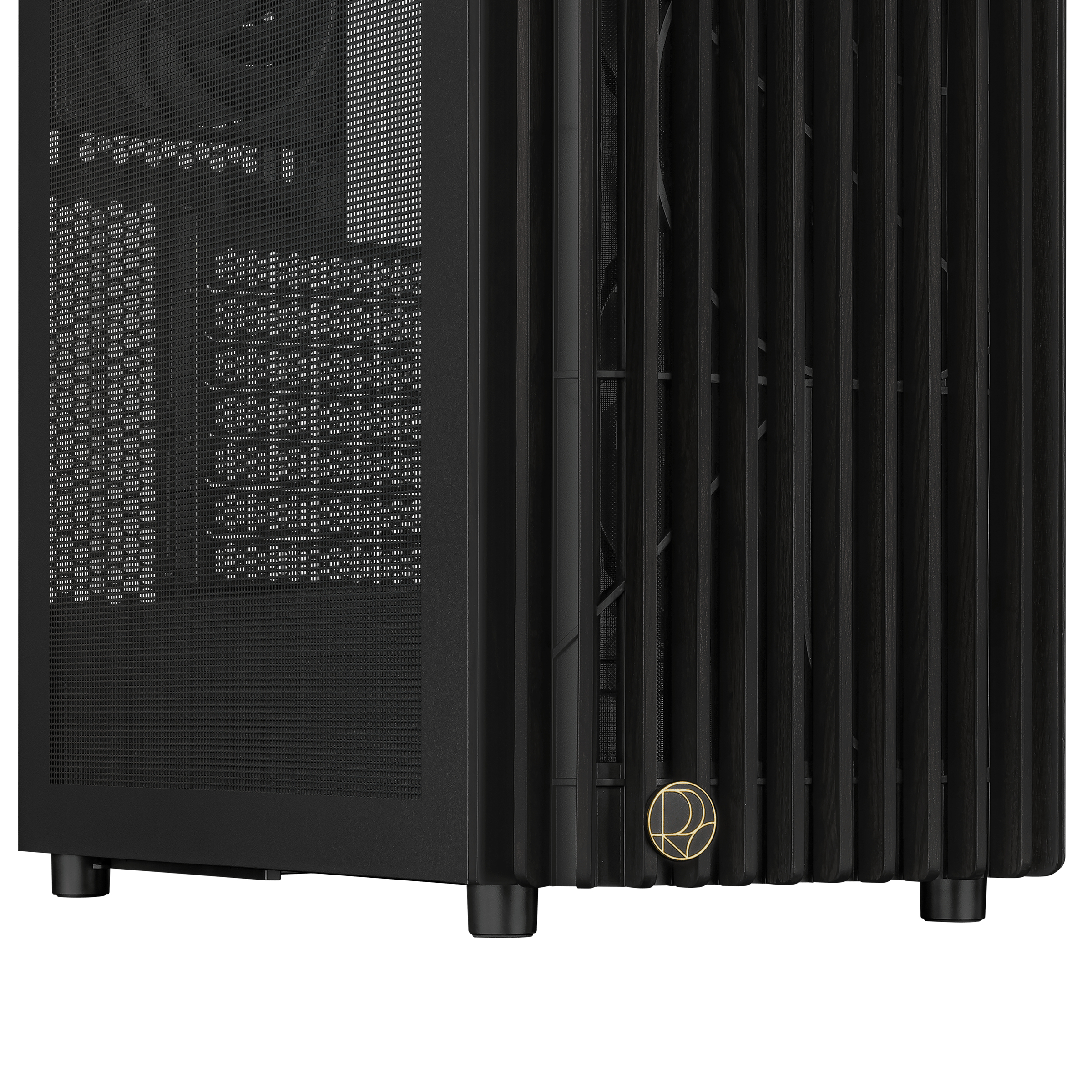 Case per computer nero con lato a rete. Pannello frontale a coste verticali con logo dorato. Piedi neri corti.