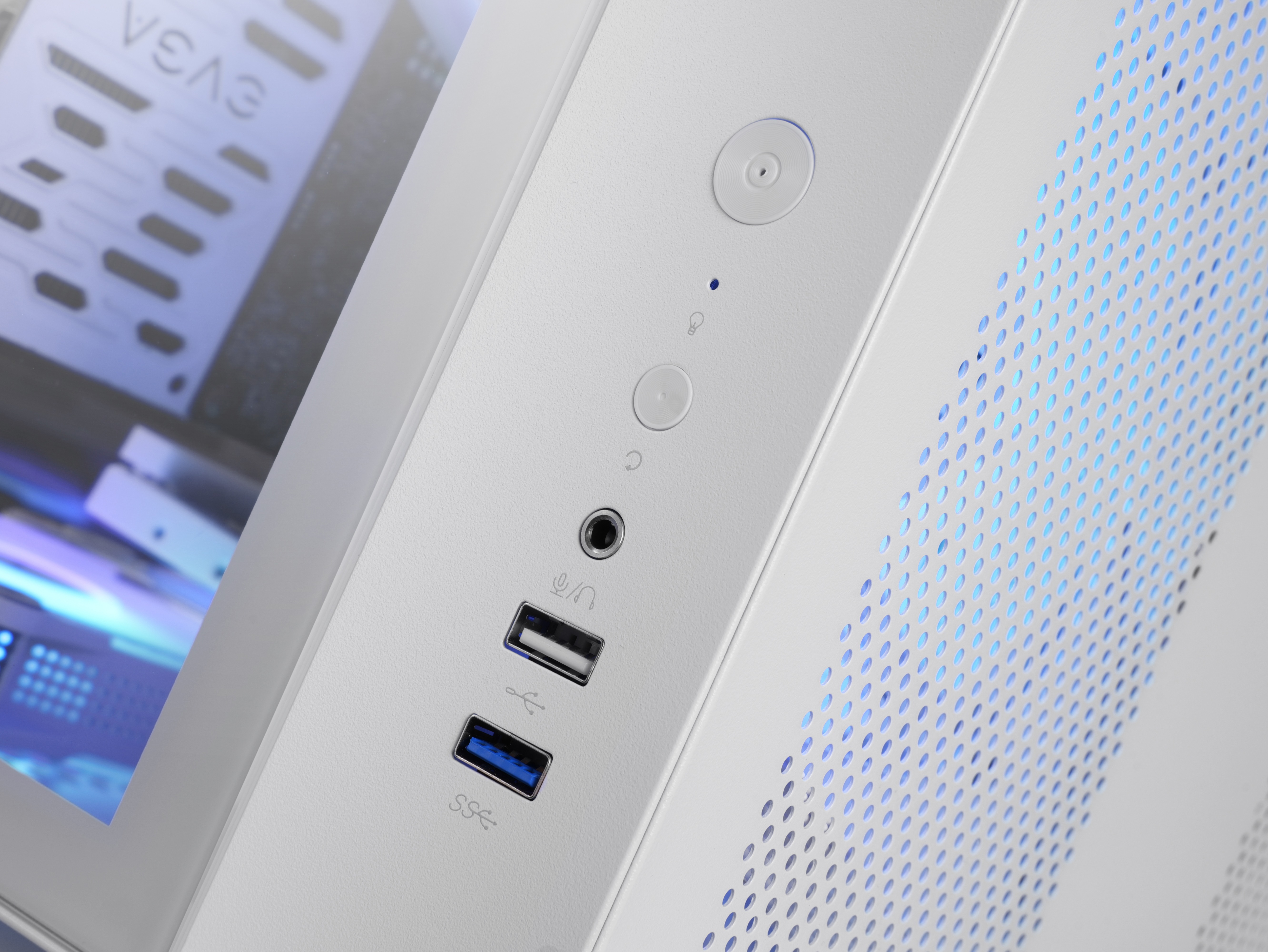 Frontal de caja de computadora blanca. Incluye botones, puertos USB y orificios de ventilación con luz azul.
