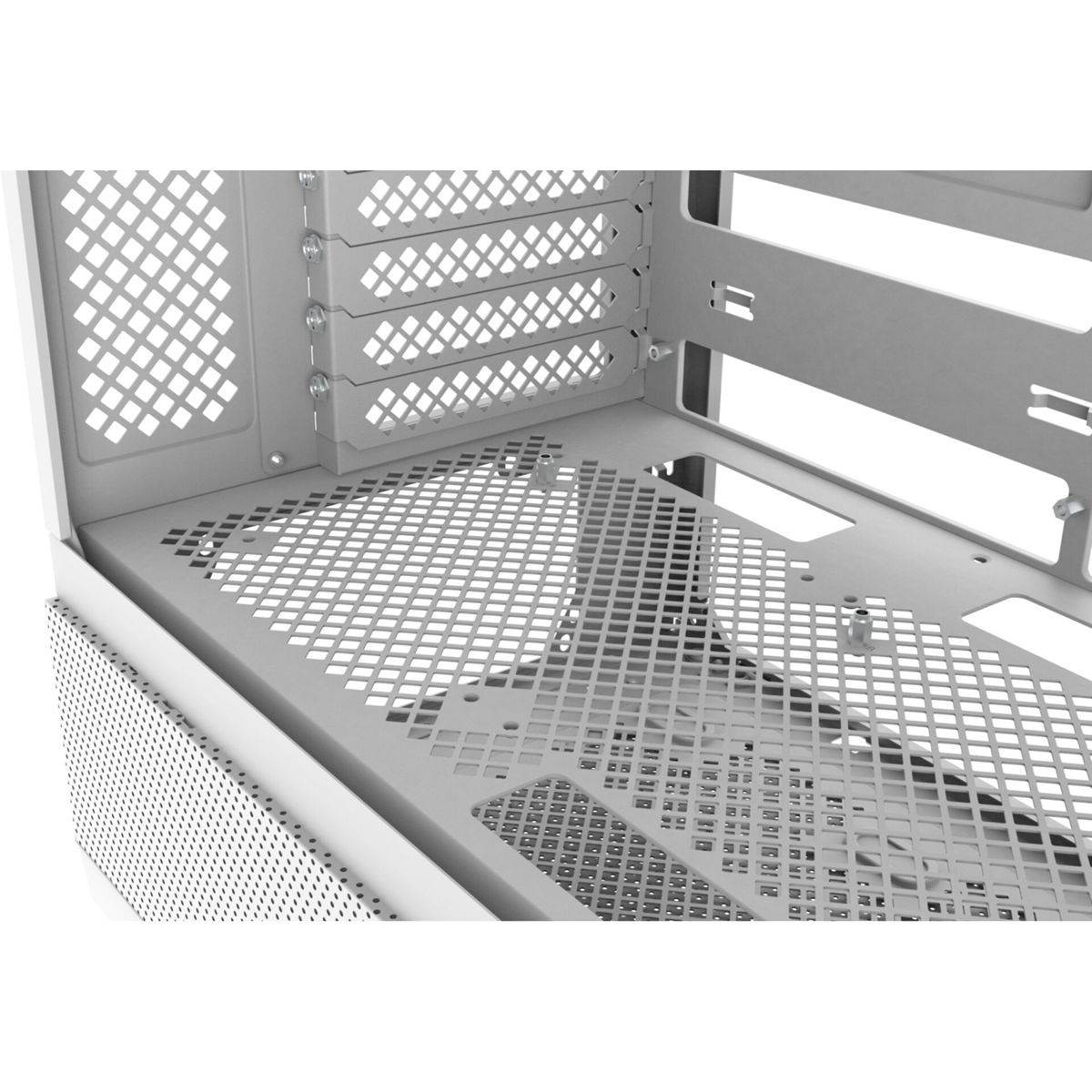 Primo piano dell'interno di un case per computer. Ha una struttura in metallo perforato e diversi scomparti, con viti e barre di metallo.
