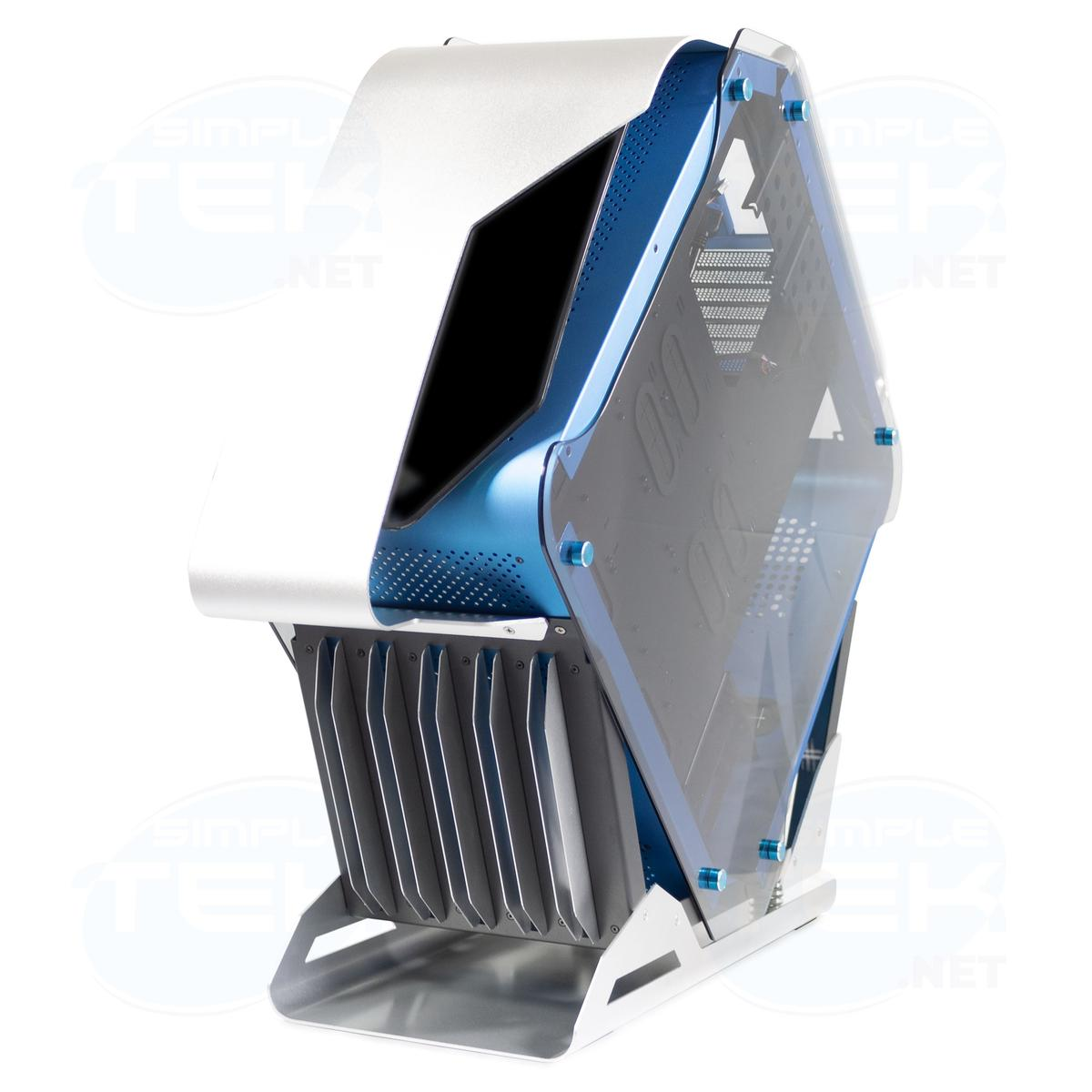 Un case per computer futuristico. Ha pannelli blu, argento e trasparenti. Il design è angolare e moderno, con una forma unica.