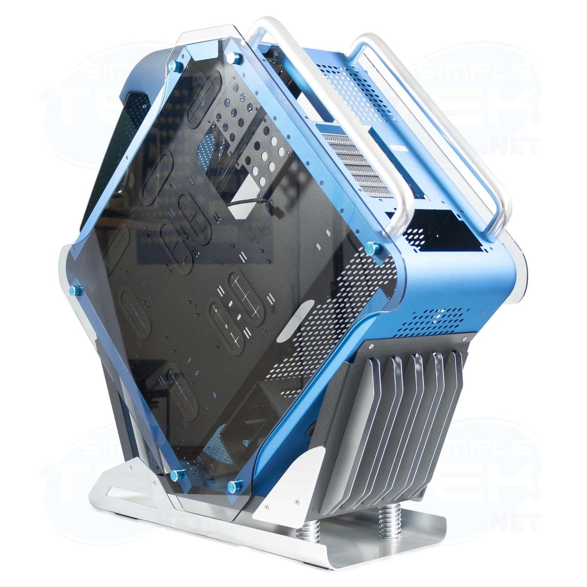 Case per computer blu e argento con pannelli in vetro. La custodia è su un supporto argentato. Il design è futuristico.
