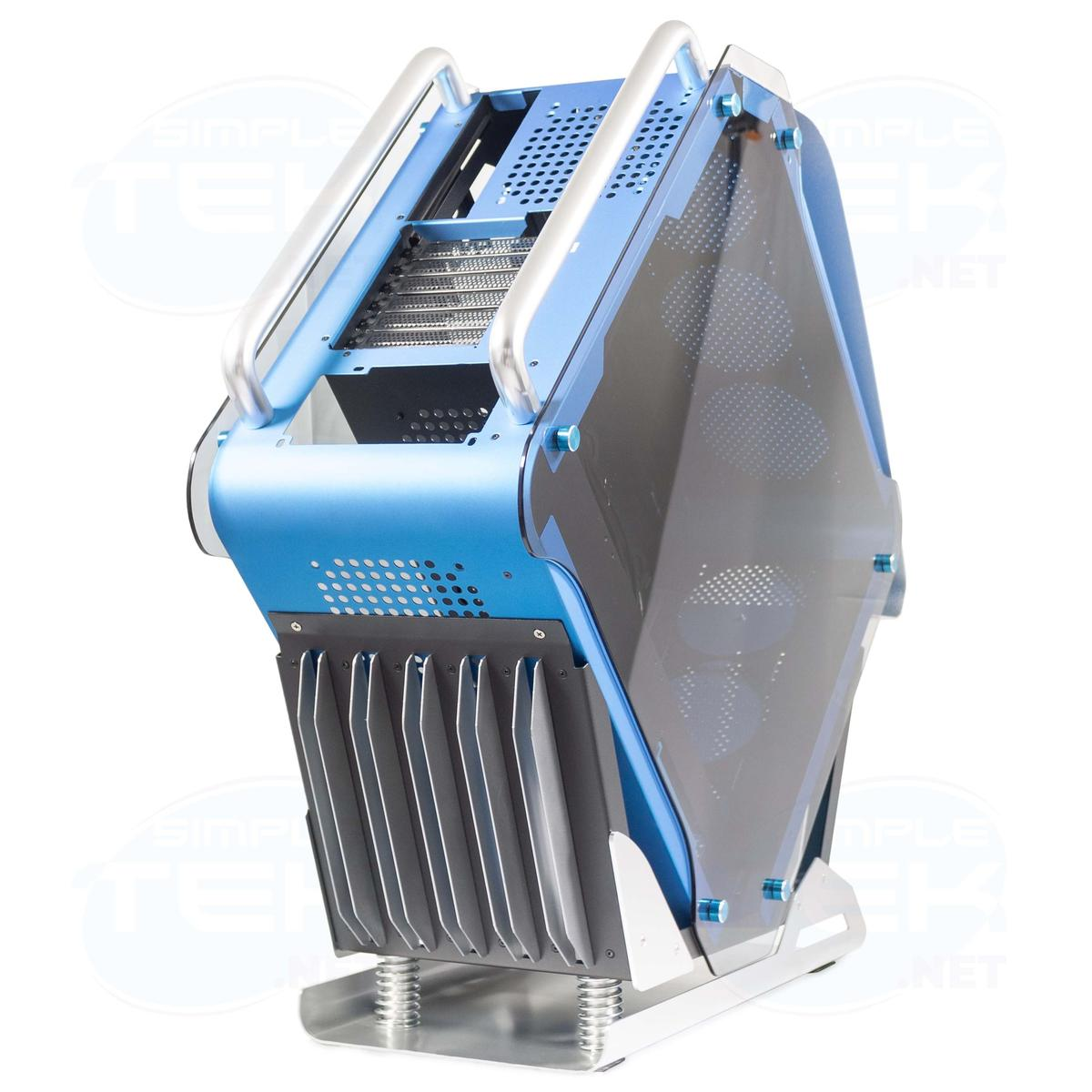 Un case per computer blu e argento. Ha un design unico con pannelli di vetro angolati e una maniglia. Il case è su sfondo bianco.