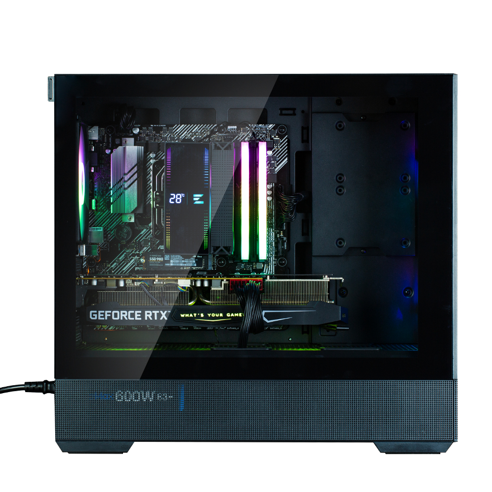 À l'intérieur d'un boîtier d'ordinateur, des composants tels qu'une carte mère, une GPU et des barrettes de RAM sont visibles. Le boîtier a une vitre latérale et un éclairage RGB.