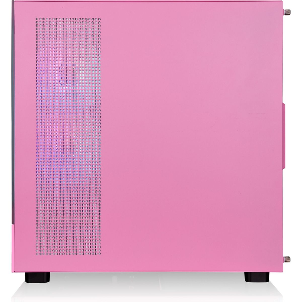 Una caja de ordenador rosa. Tiene un panel lateral perforado y está sobre patas negras. El fondo es blanco.
