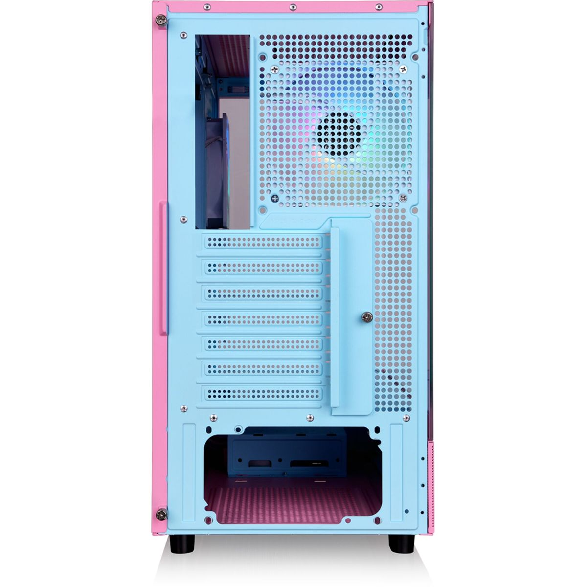 Una caja de ordenador azul claro y rosa. Tiene un panel lateral transparente, y dentro de la caja se ve un ventilador con luces de colores.