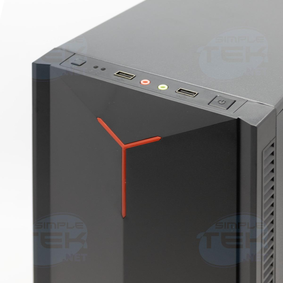 Case per computer nero con dettagli rossi. La parte superiore ha porte USB, pulsante di accensione. Simbolo rosso sul davanti. Sfondo grigio. Logo SIMPLE TEK.