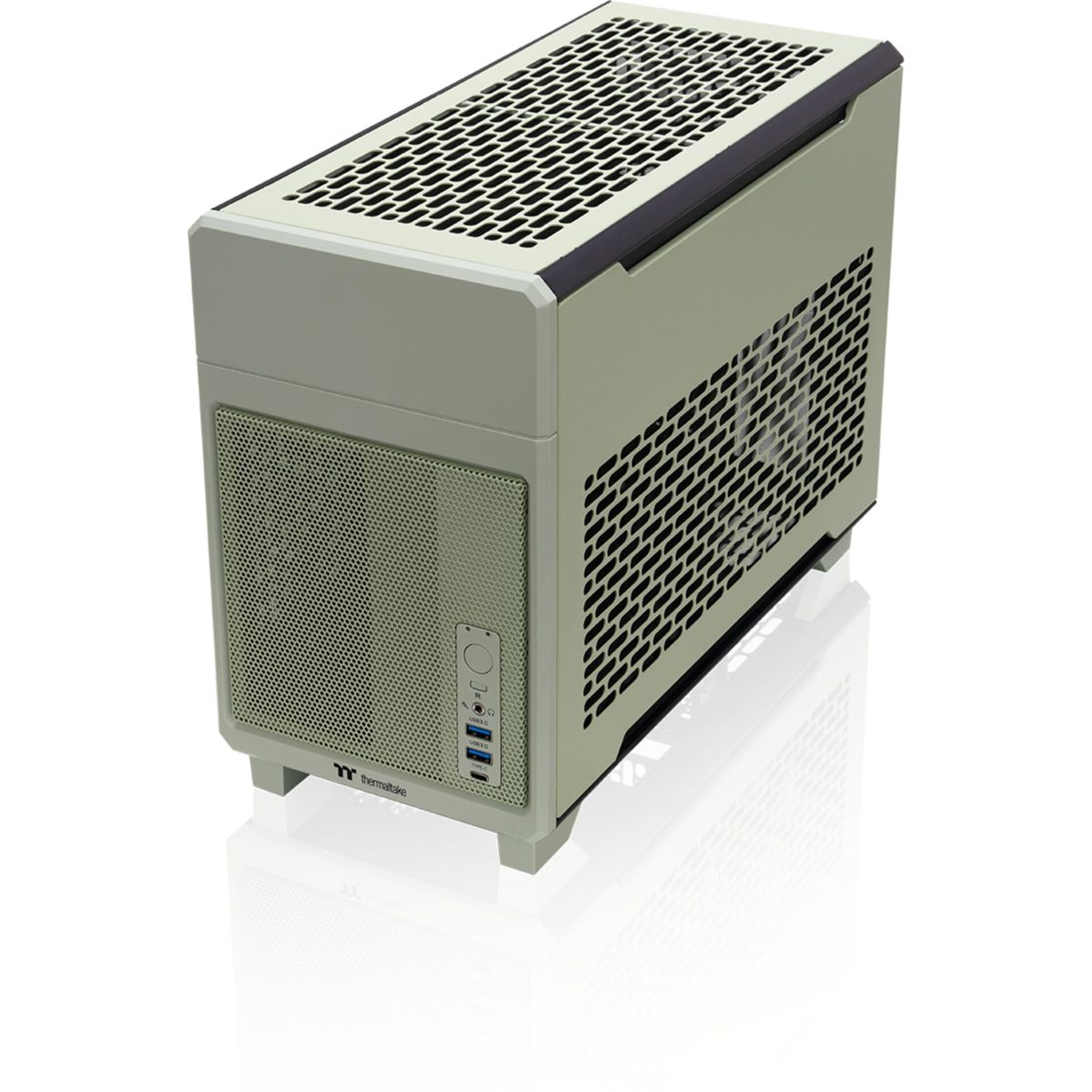 Un case per computer, verde chiaro, con parte superiore e laterale perforate, porte e logo Thermaltake. È su una superficie bianca.
