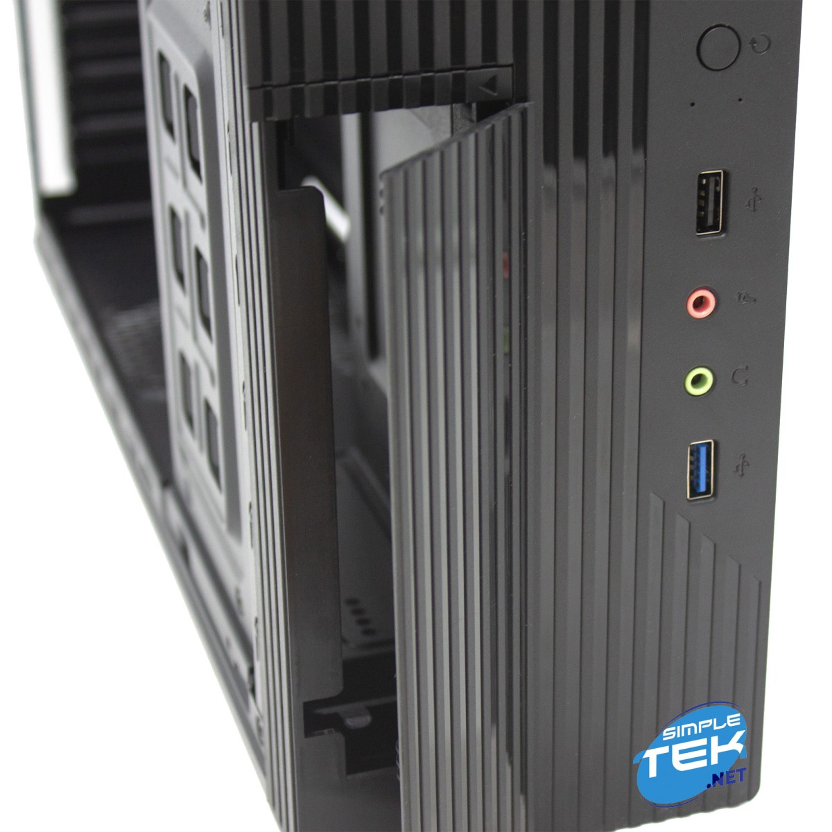 Case per computer nero con pannello laterale aperto, porte USB e jack audio visibili. Adesivo con logo Simple Tek in basso a destra.