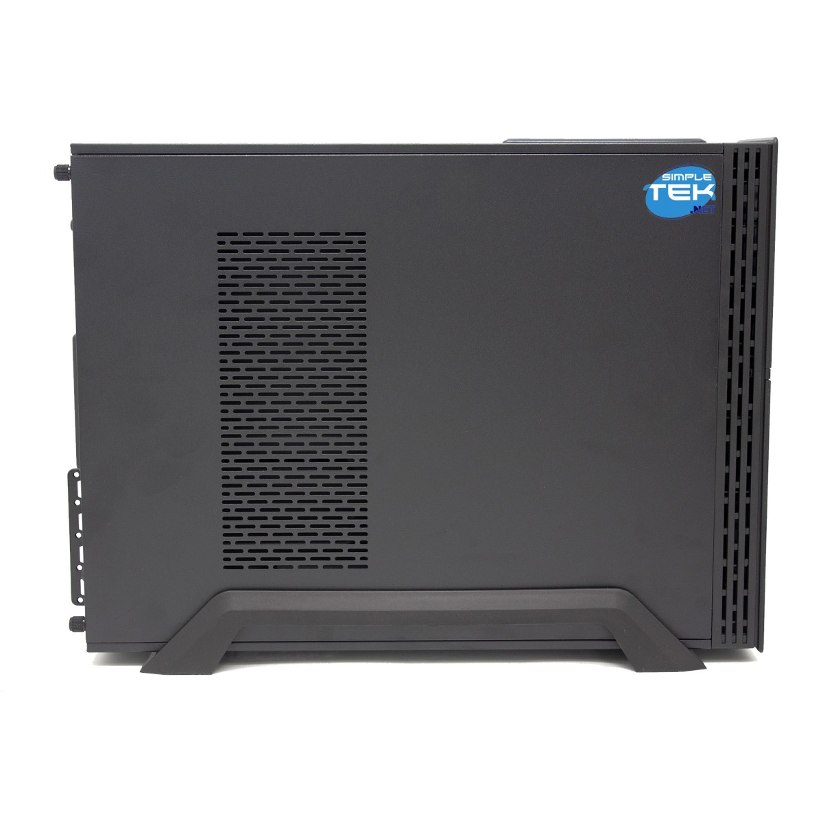Un case per computer grigio scuro con un adesivo Simple Tek Net. Il case ha fori di ventilazione ed è su sfondo bianco.