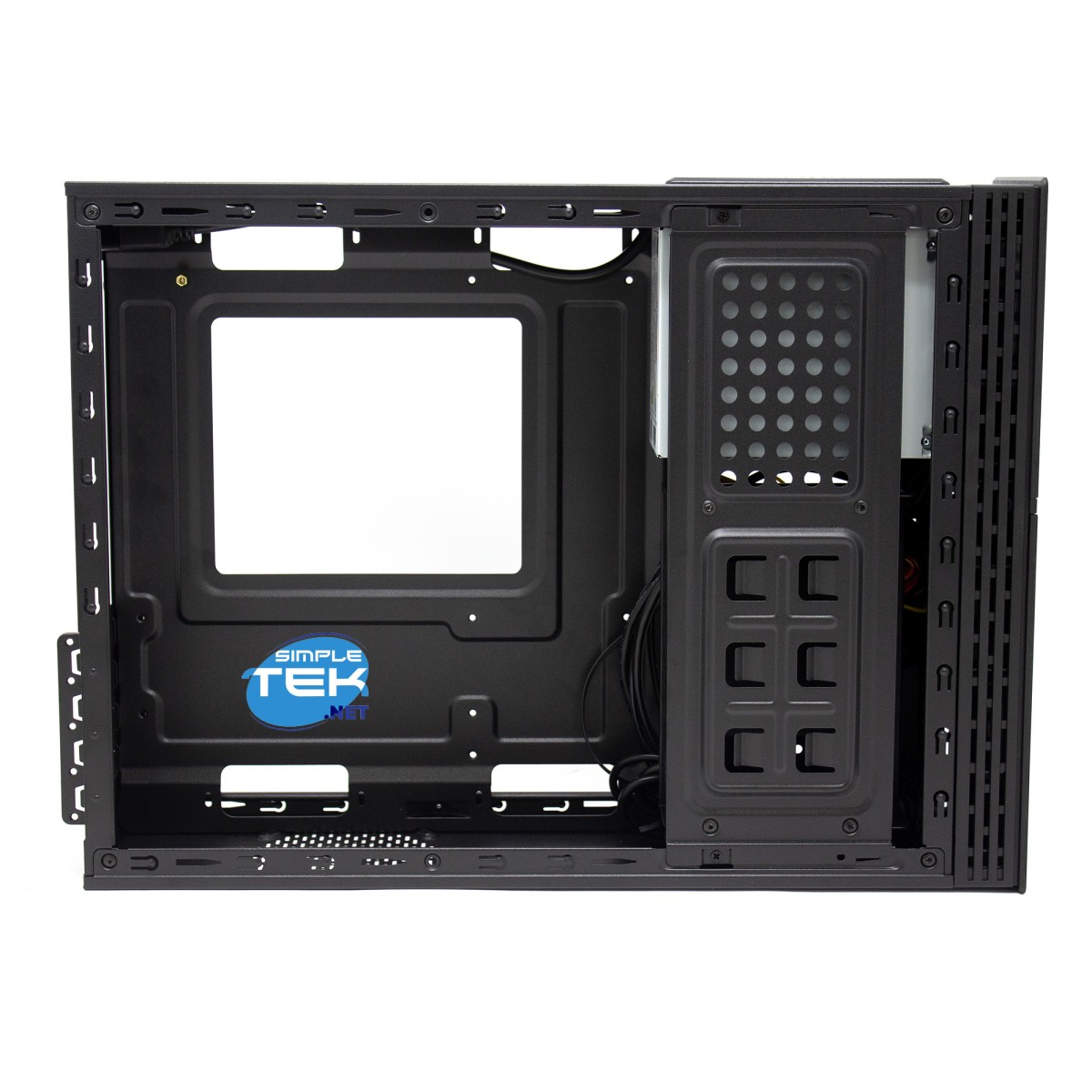 Interno di un case per computer nero. Ha aperture per i componenti, il logo Simple Tek e fori di ventilazione. I fili sono visibili.