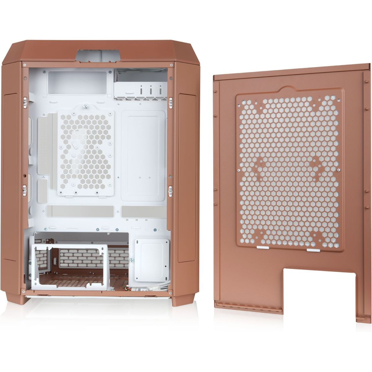 Un case per computer color rame, con il pannello laterale rimosso. L'interno rivela componenti bianchi e una griglia di ventilazione a nido d'ape.