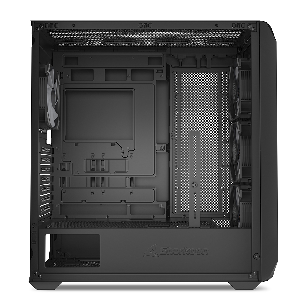 Interior vacío de una caja de ordenador negra con ventilador, malla y el logotipo de Sharkoon. Tiene compartimentos y puntos de montaje.