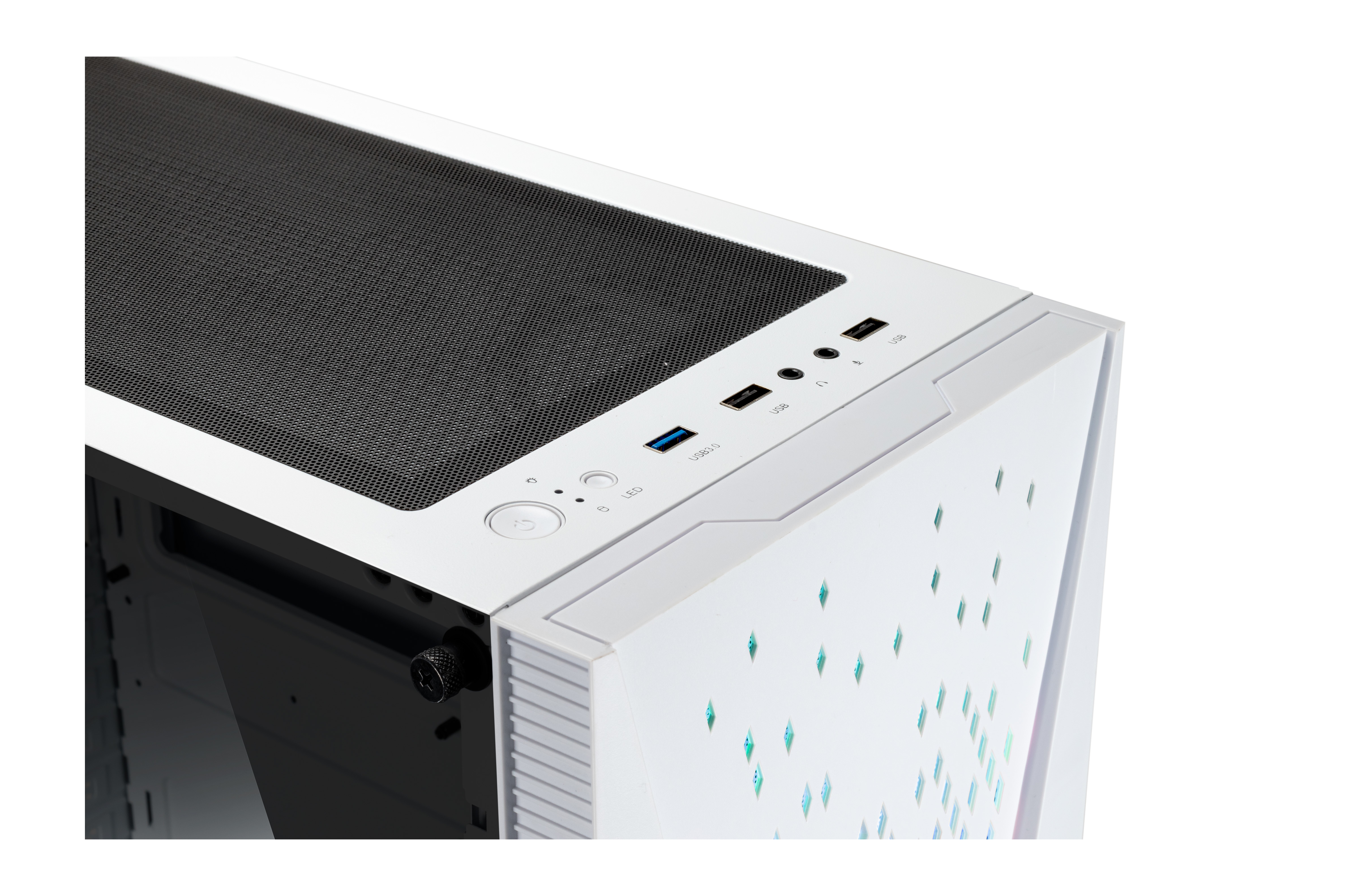 Case per computer bianco con parte superiore a rete e ritagli a forma di diamante. Porte USB e pulsante di accensione visibili.