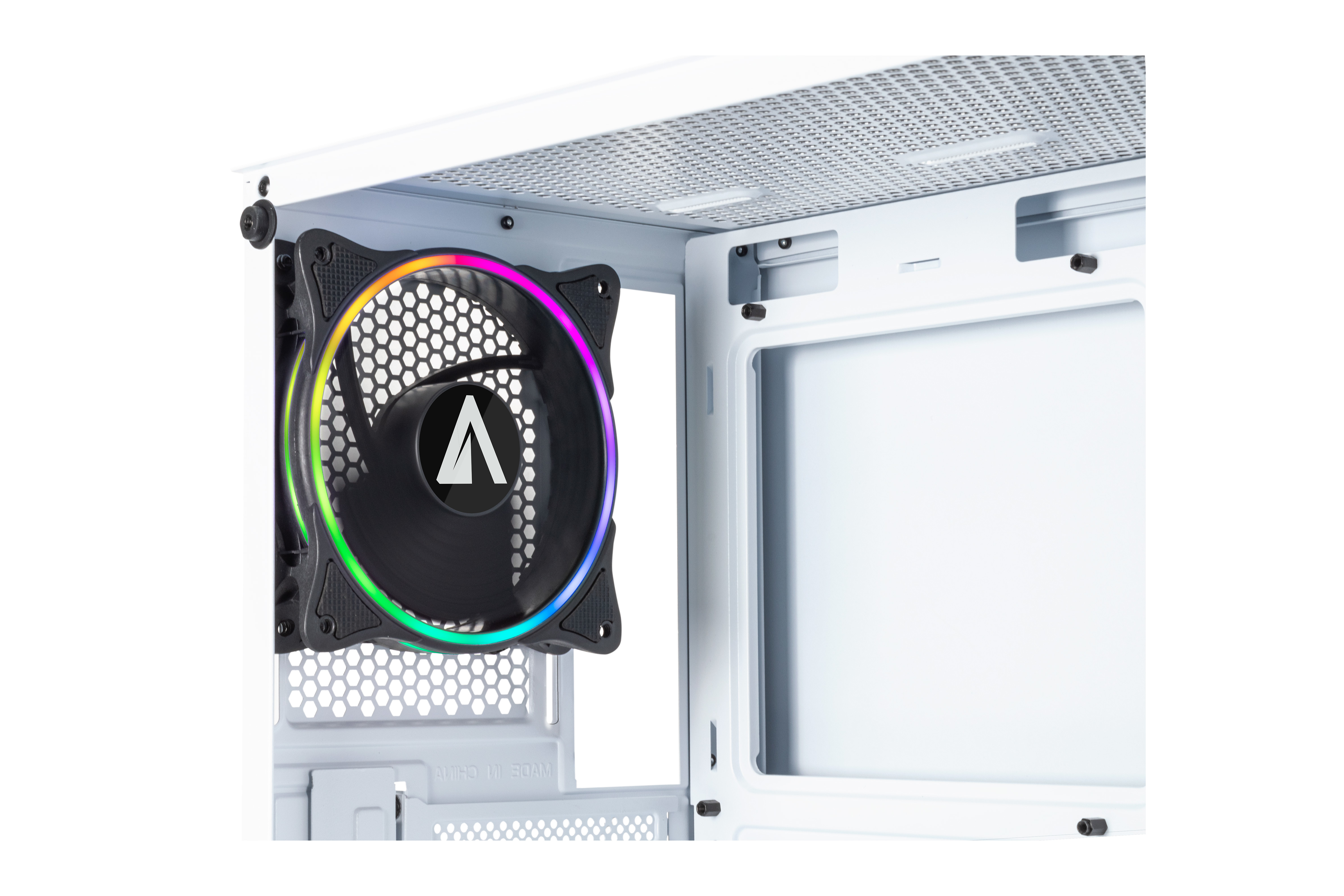 Interno di un case per computer bianco con una ventola nera. La ventola ha un anello LED colorato e un logo. Lo sfondo è bianco.