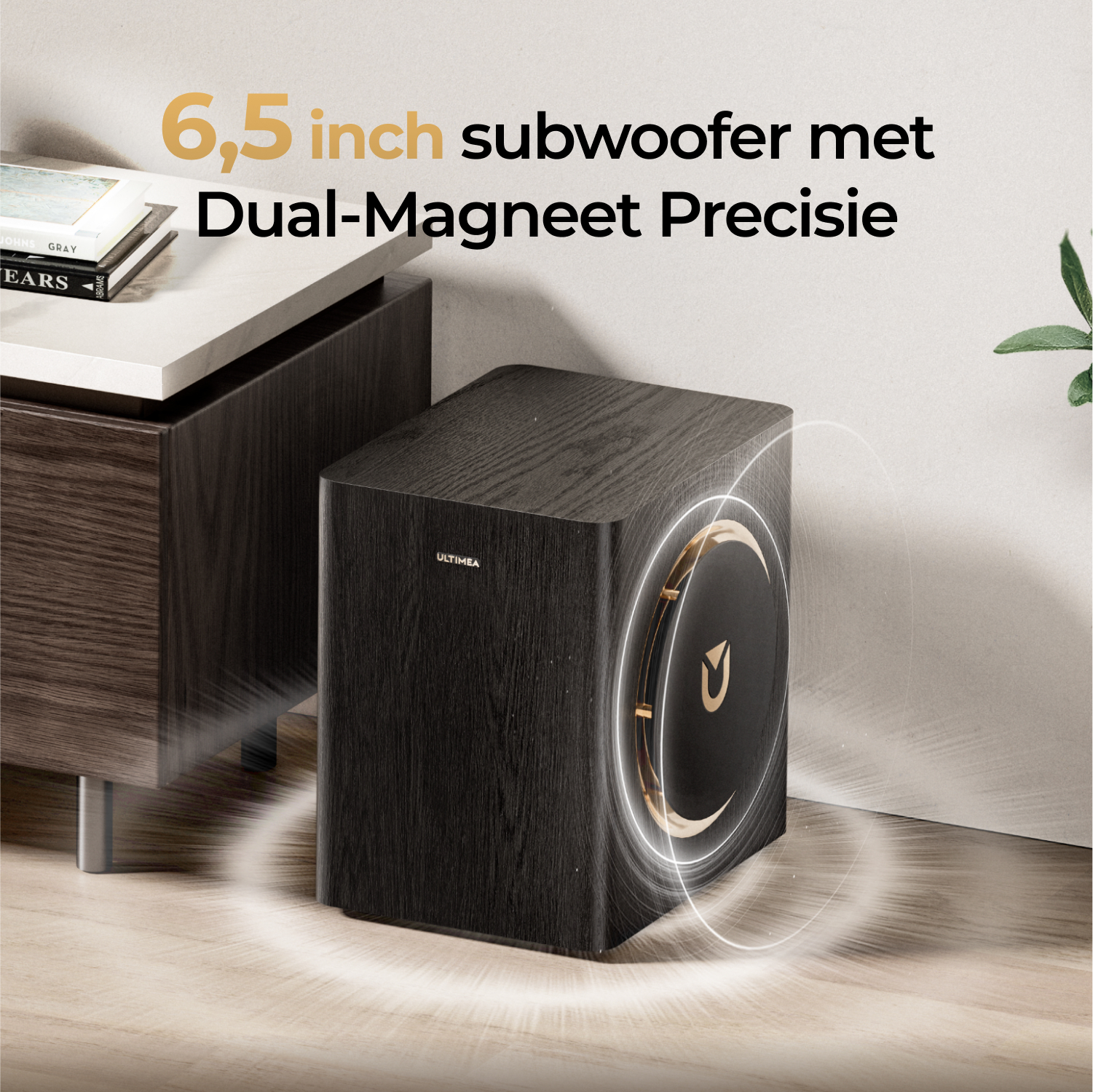 Un caisson de basses noir avec une bordure dorée, dans une pièce avec une armoire en bois et des livres dessus. Le texte dit '6,5 pouces subwoofer'.