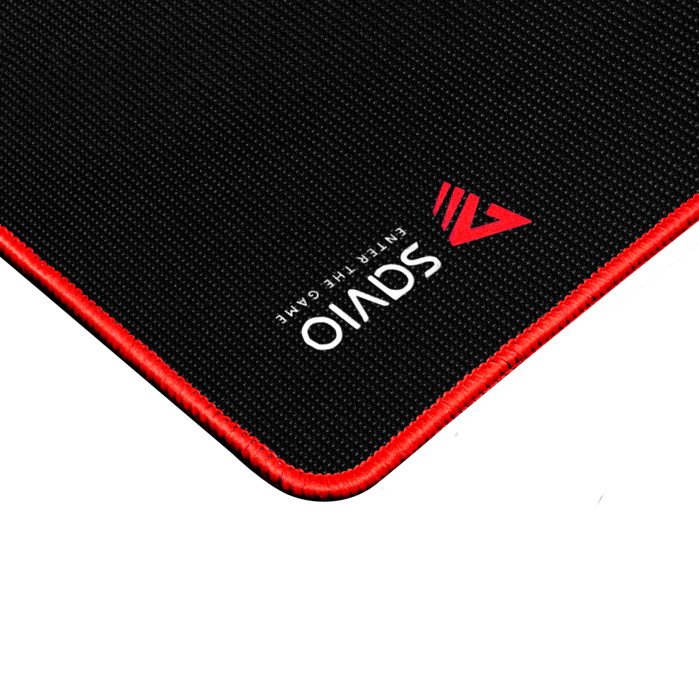 Czarna podkładka pod mysz Savio z czerwoną obwódką. Logo jest czerwono-białe. Napisano słowa "ENTER THE GAME".