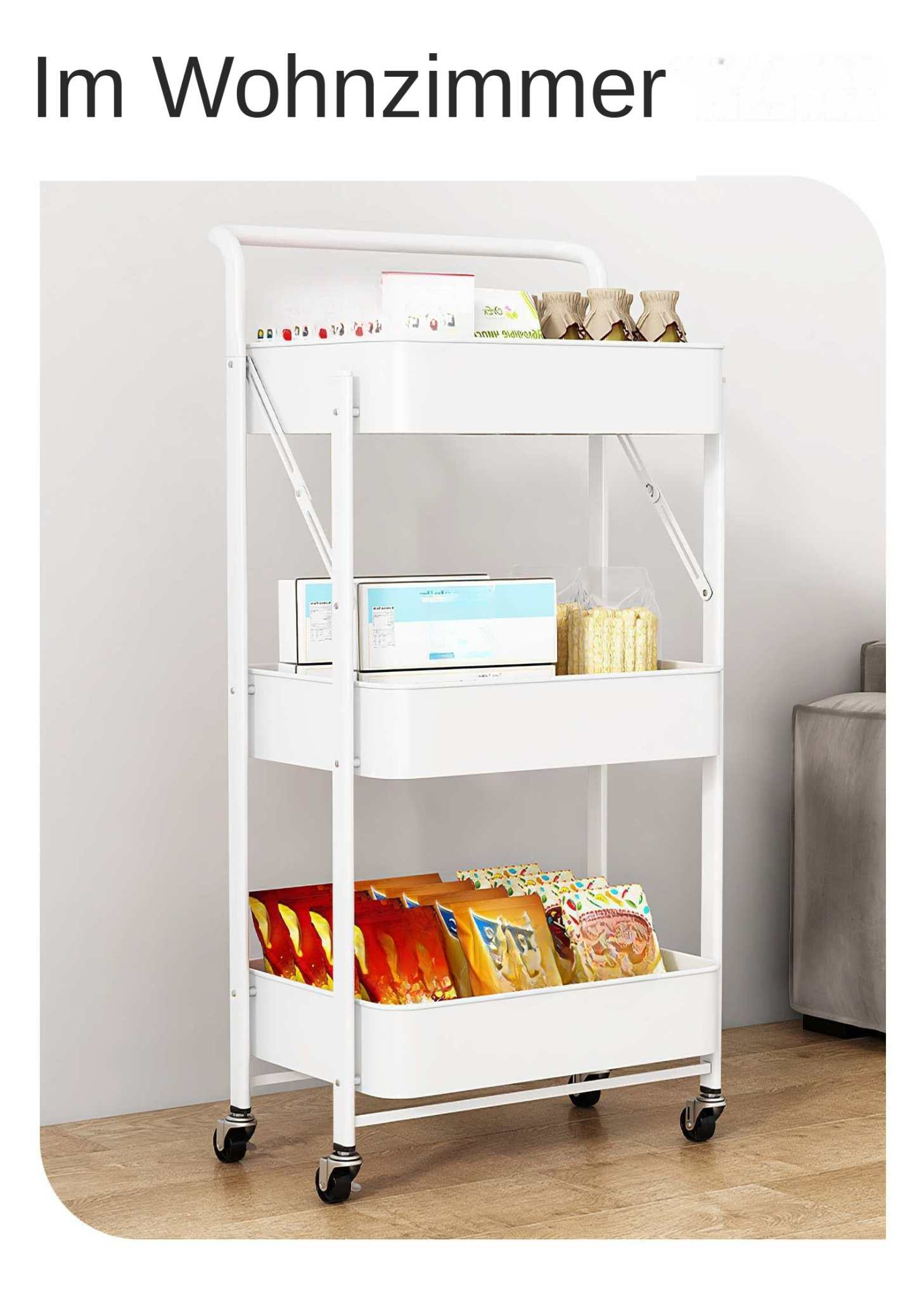Ein weißer Rollwagen mit drei Regalen. Er enthält Snacks, Kartons und Gläser. Im Hintergrund sind eine Wand und ein Sofa zu sehen.