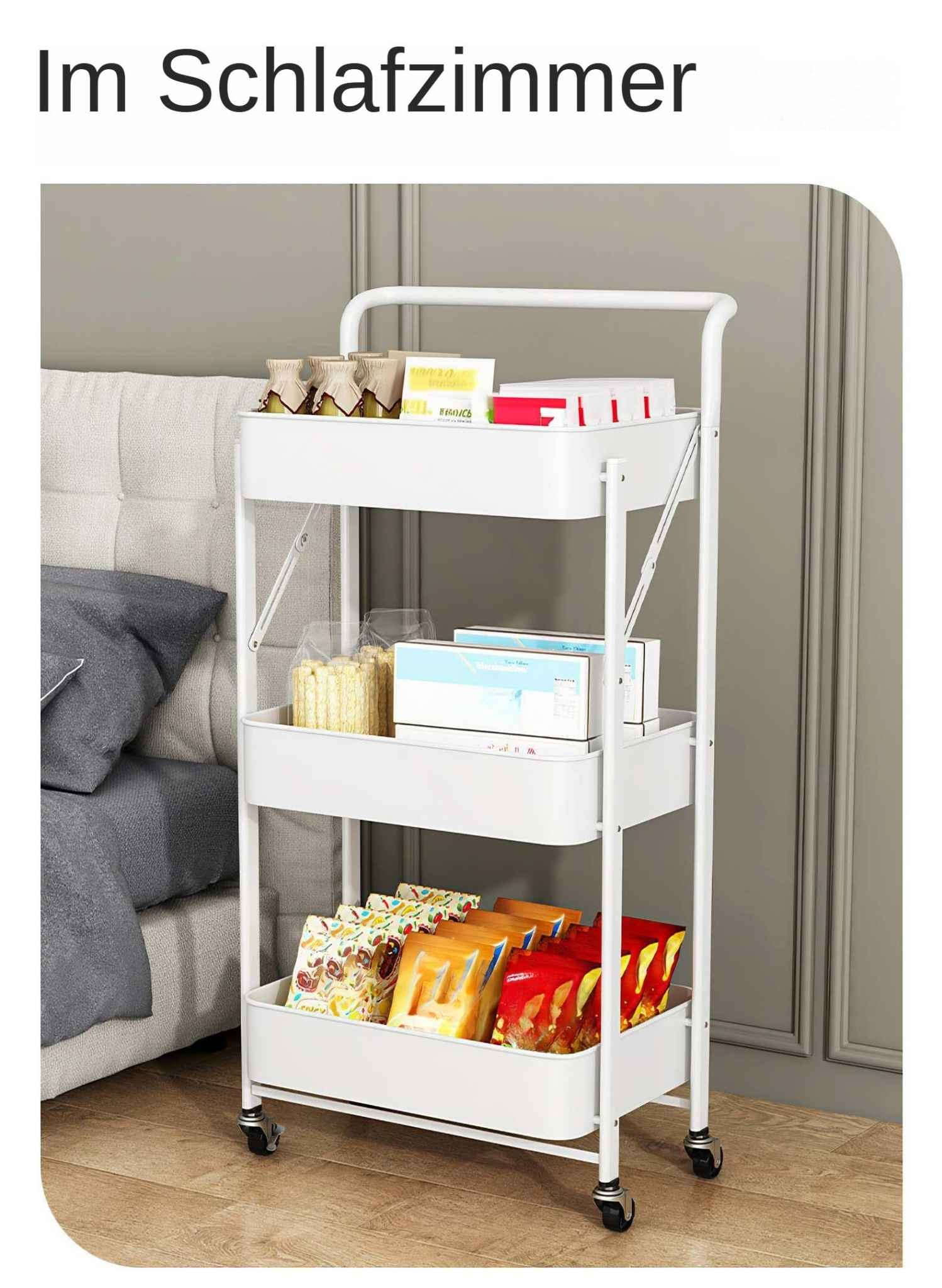 Weißer Rollwagen in einem Schlafzimmer mit Snacks und Kartons. Im Hintergrund ein Bett. Oben steht 'Im Schlafzimmer'.