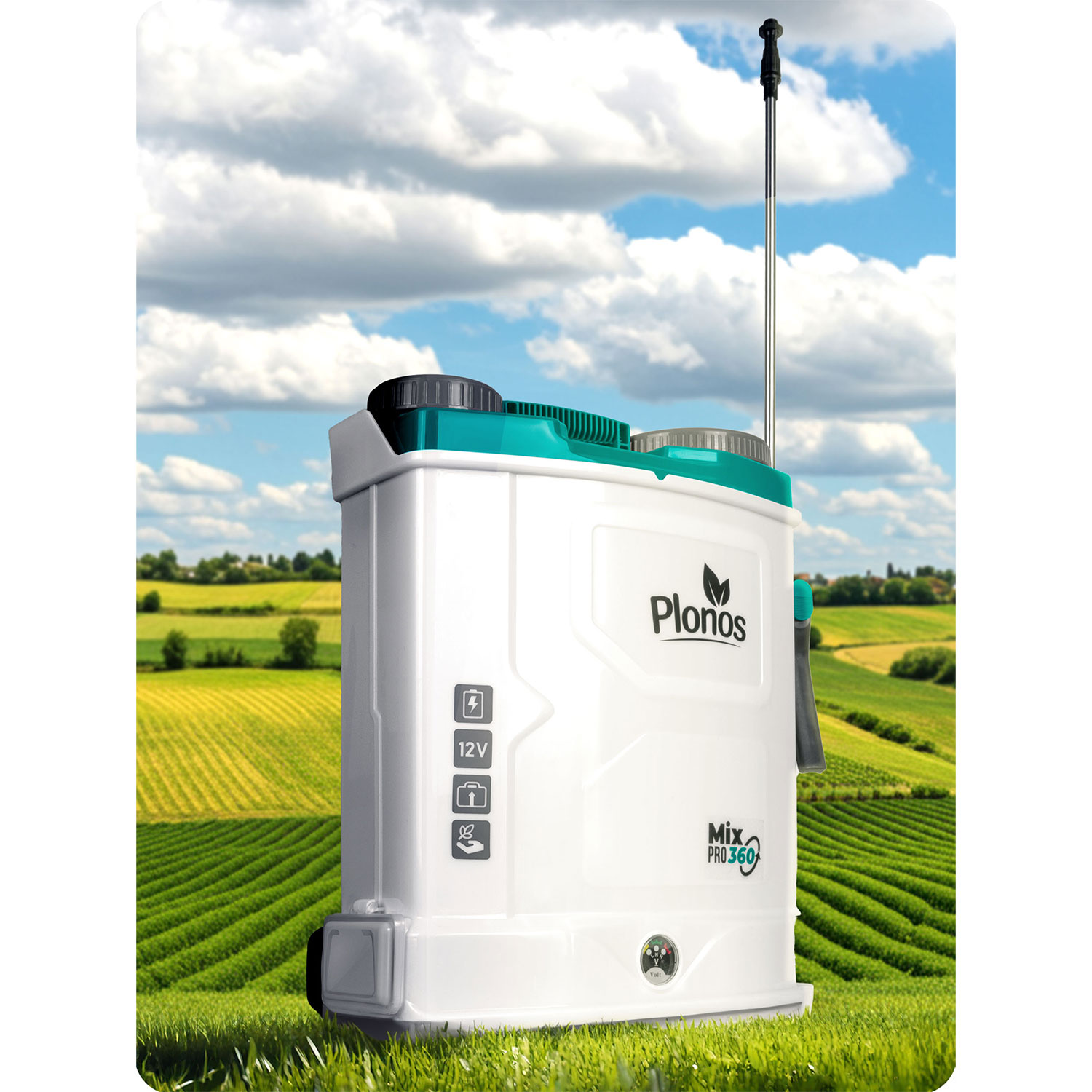 Biały i turkusowy opryskiwacz, Mix PRO 360, stoi na trawie. W tle pola i błękitne niebo z chmurami.