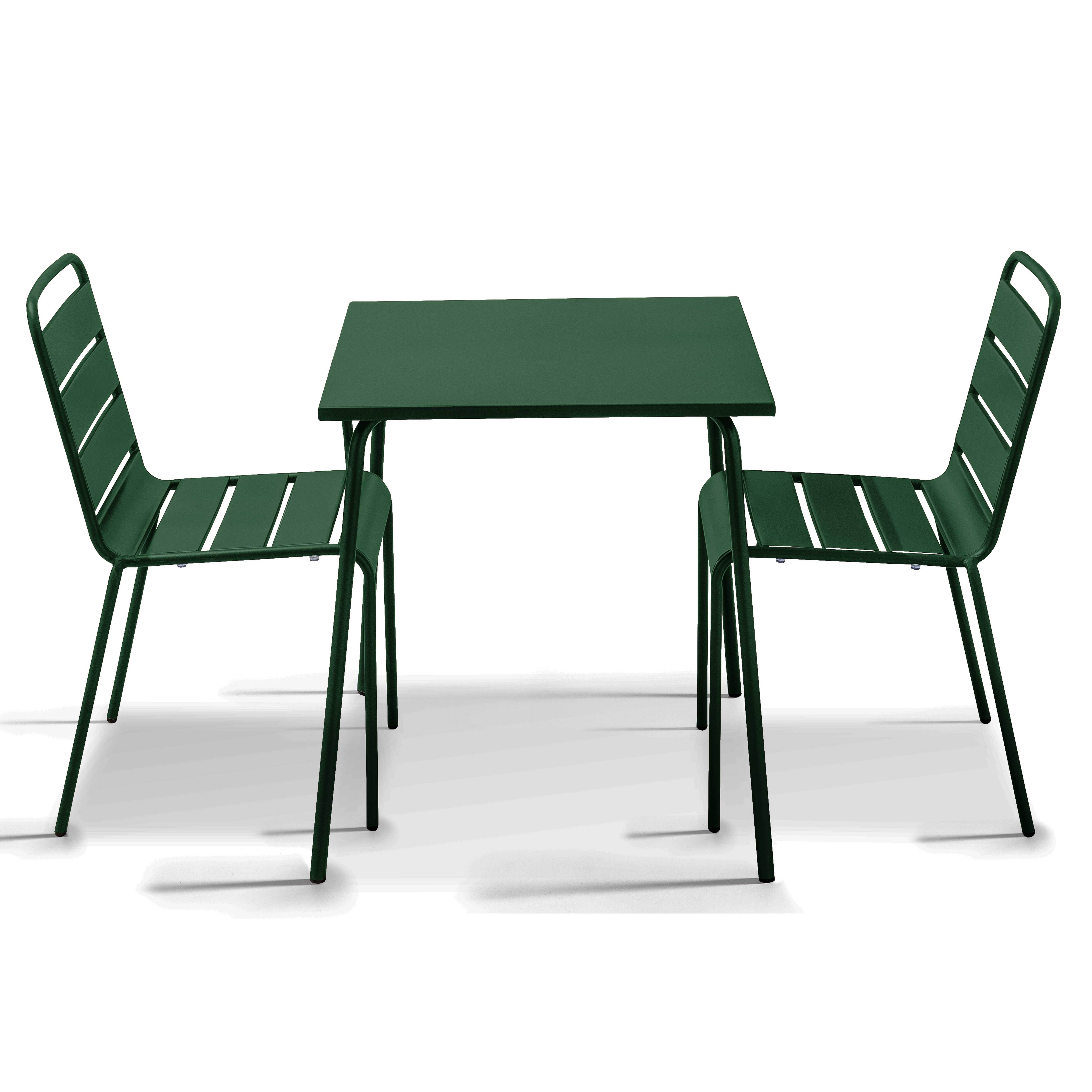 Ein grüner Tisch mit zwei passenden Stühlen. Alles auf weißem Grund. Jeder Stuhl hat eine Latten Sitzfläche und Rückenlehne.