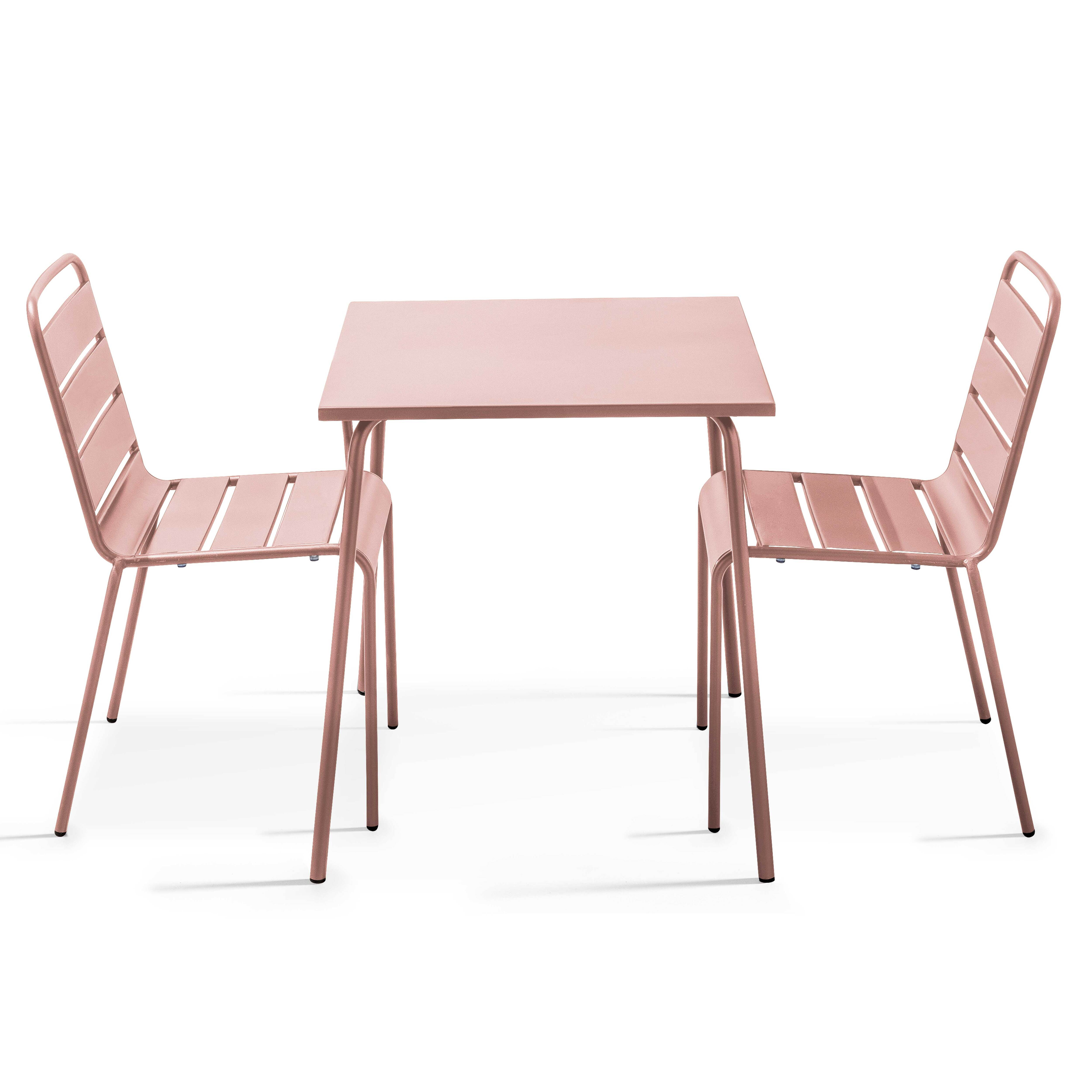 Rosa Tisch und zwei Stühle auf weißem Hintergrund. Stühle und Tisch haben Metallrahmen.