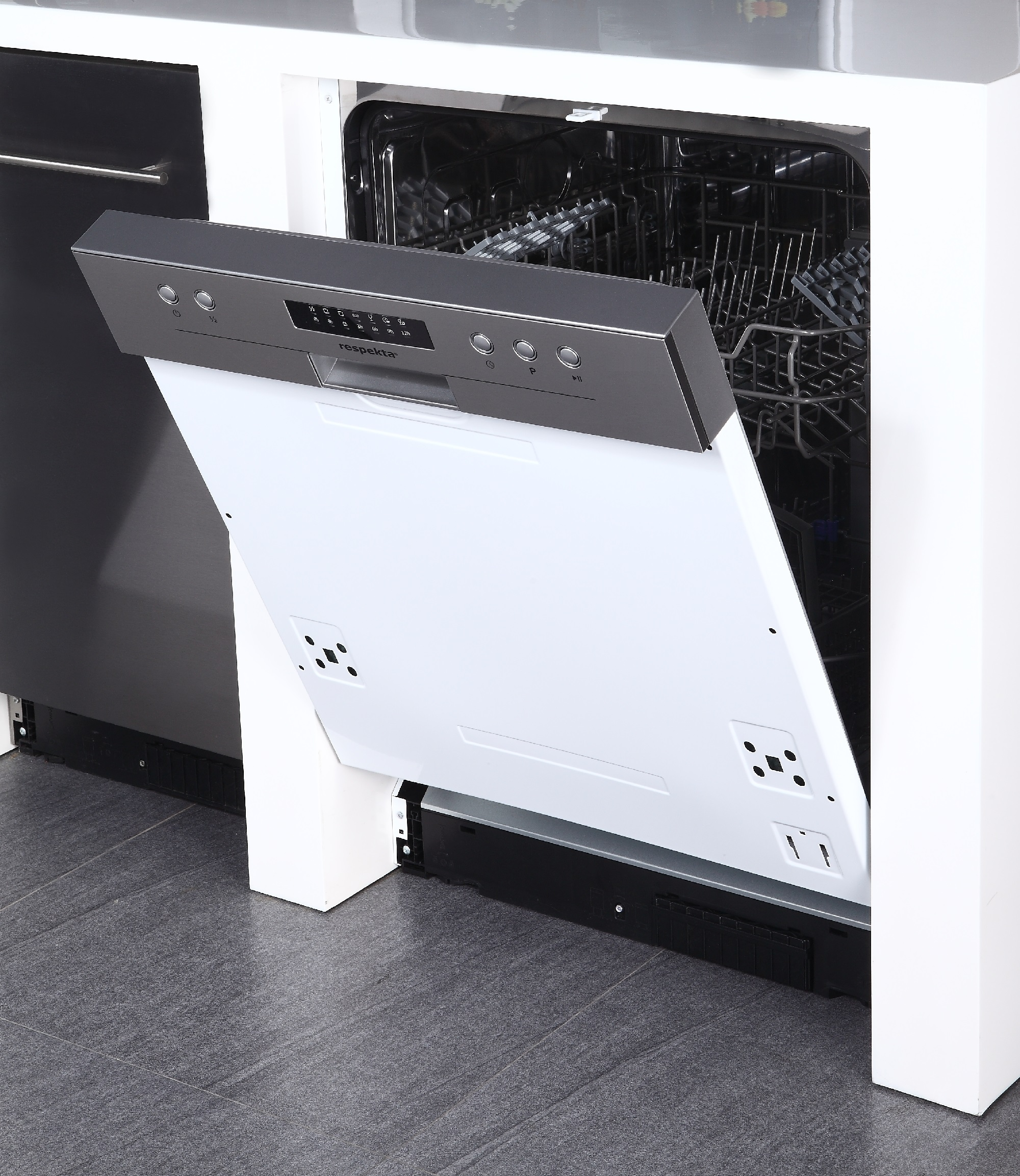 Offene Spülmaschine mit weißer Tür. Graues Bedienfeld und Innenraum sichtbar. Schwarze Spülmaschine links und weißer Schrank.