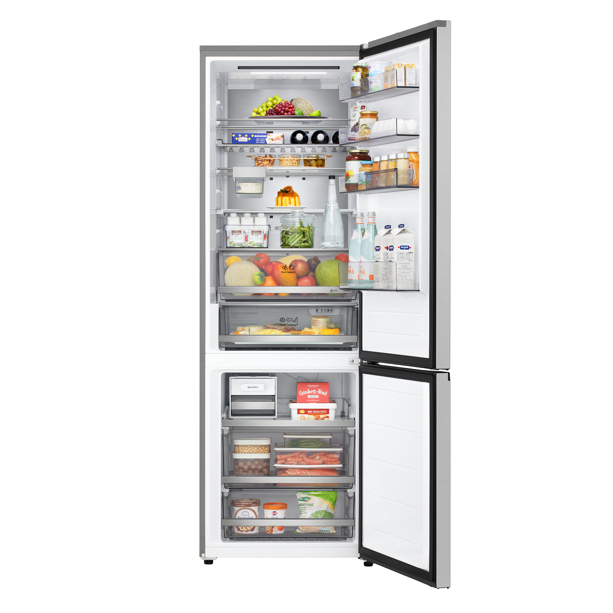 Offener Kühlschrank voller Lebensmittel: Obst, Gemüse, Getränke und Snacks. Die Tür ist offen.
