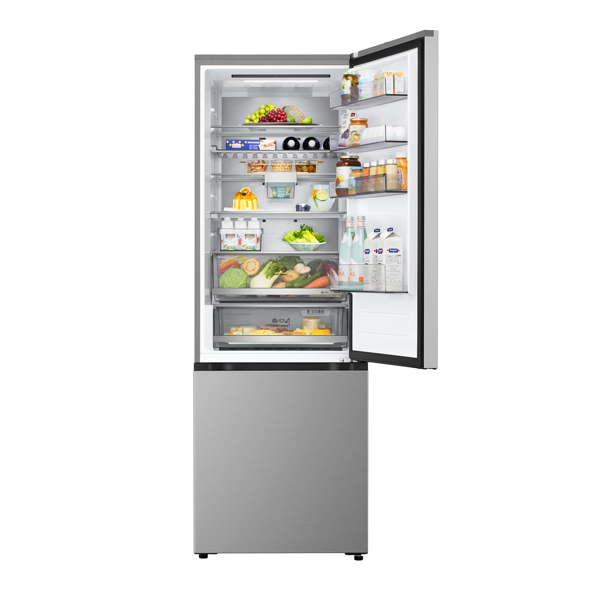 Offener Kühlschrank mit Inhalt: Obst, Gemüse, Getränke, Milchprodukte und Desserts. Tür aus Edelstahl. Gut organisierte Regale.