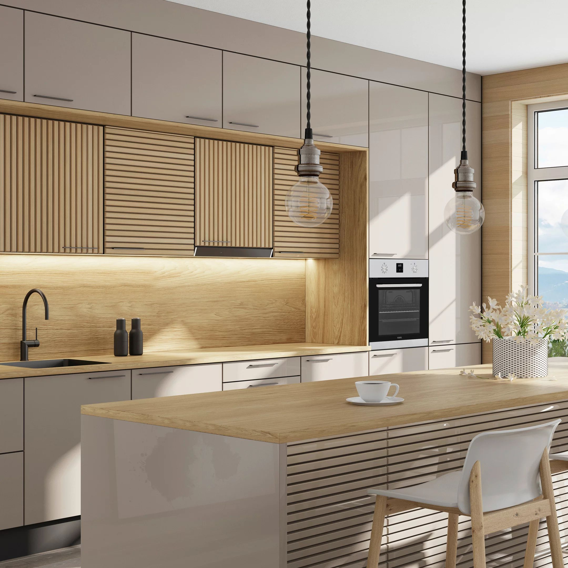 Moderne Küche mit hellem Holz und beigefarbenen Schränken. Enthält einen weißen Ofen, eine Insel mit einer Tasse und zwei Pendelleuchten.