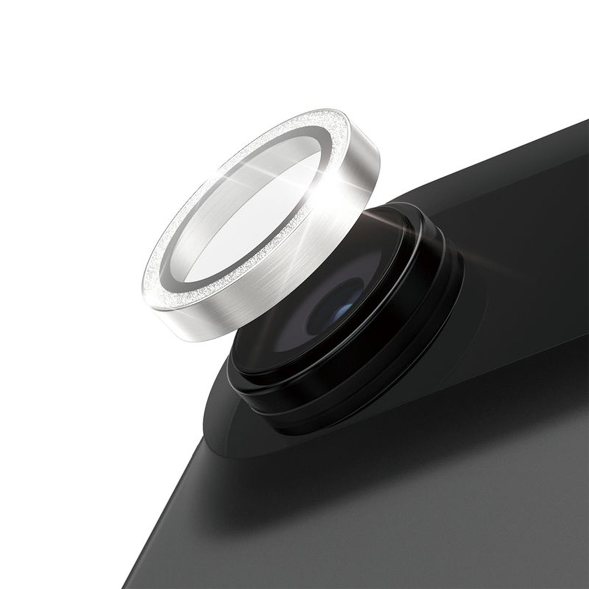 Een close-up van een lensbeschermer voor een telefoon. Het heeft een zilveren ring met kristallen en een zwarte lens.