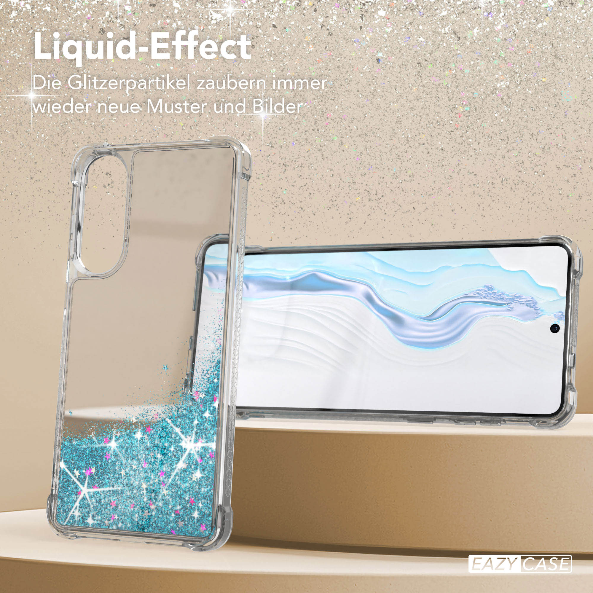 Transparente Handyhülle mit blauem Glitzer. Das Telefon befindet sich in der Hülle und liegt auf einer hellbraunen Oberfläche.