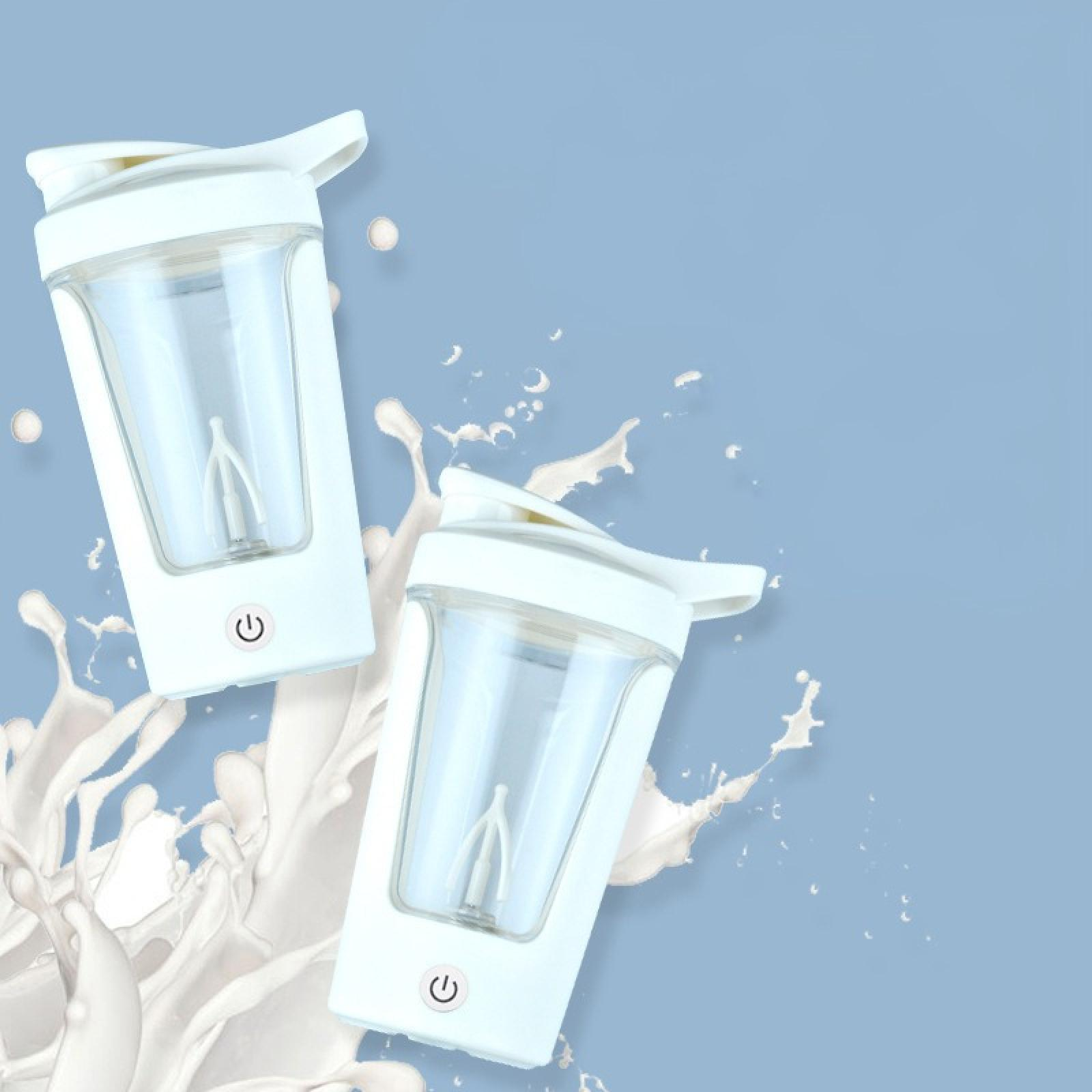 Zwei weiße Mixer mit Milchspritzern auf blauem Grund. Die Mixer haben einen transparenten Becher und einen Einschaltknopf.