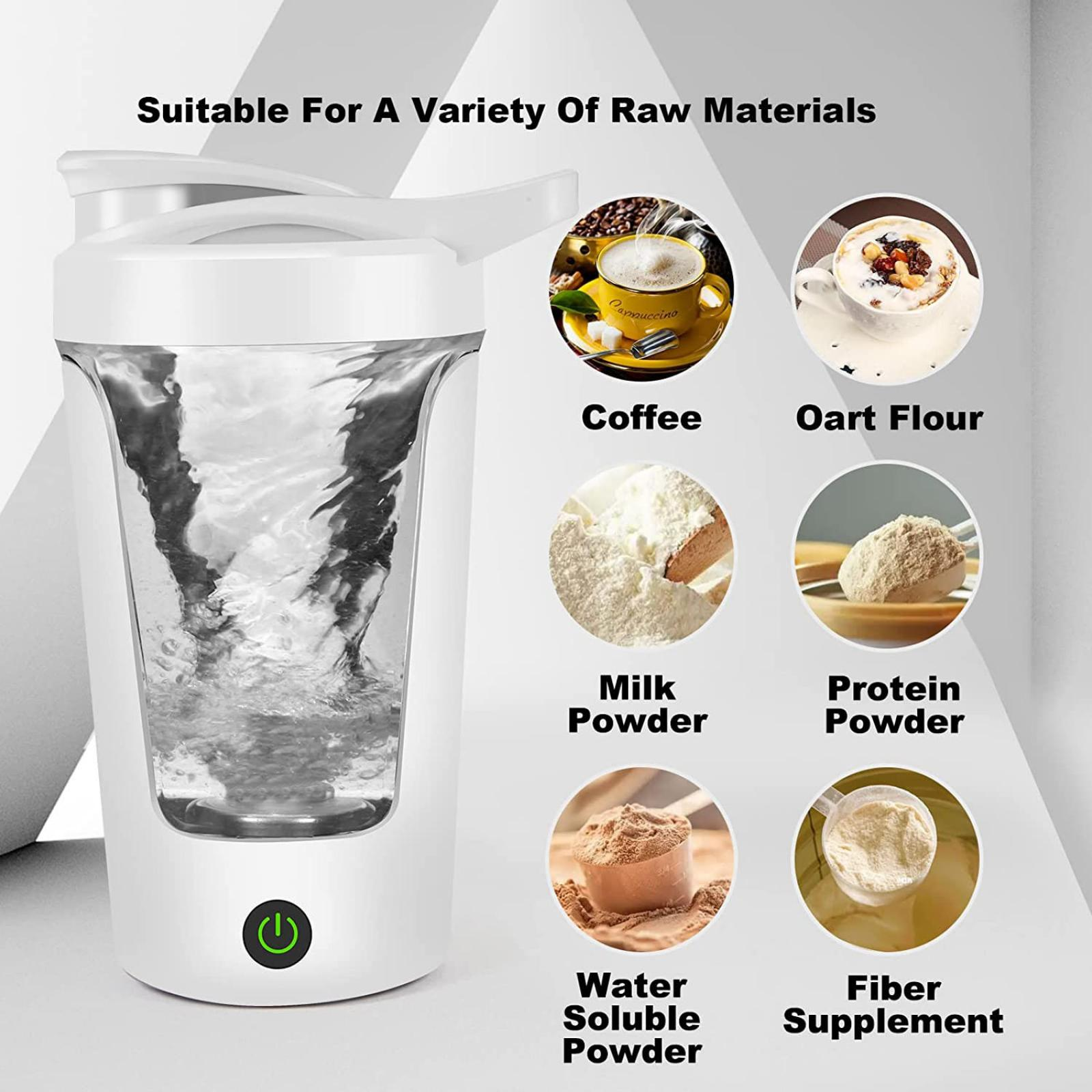 Weißer Mixer mit Wasser. Kaffee, Hafermehl, Milch, Protein, wasserlösliche und Ballaststoffzusätze werden gezeigt.