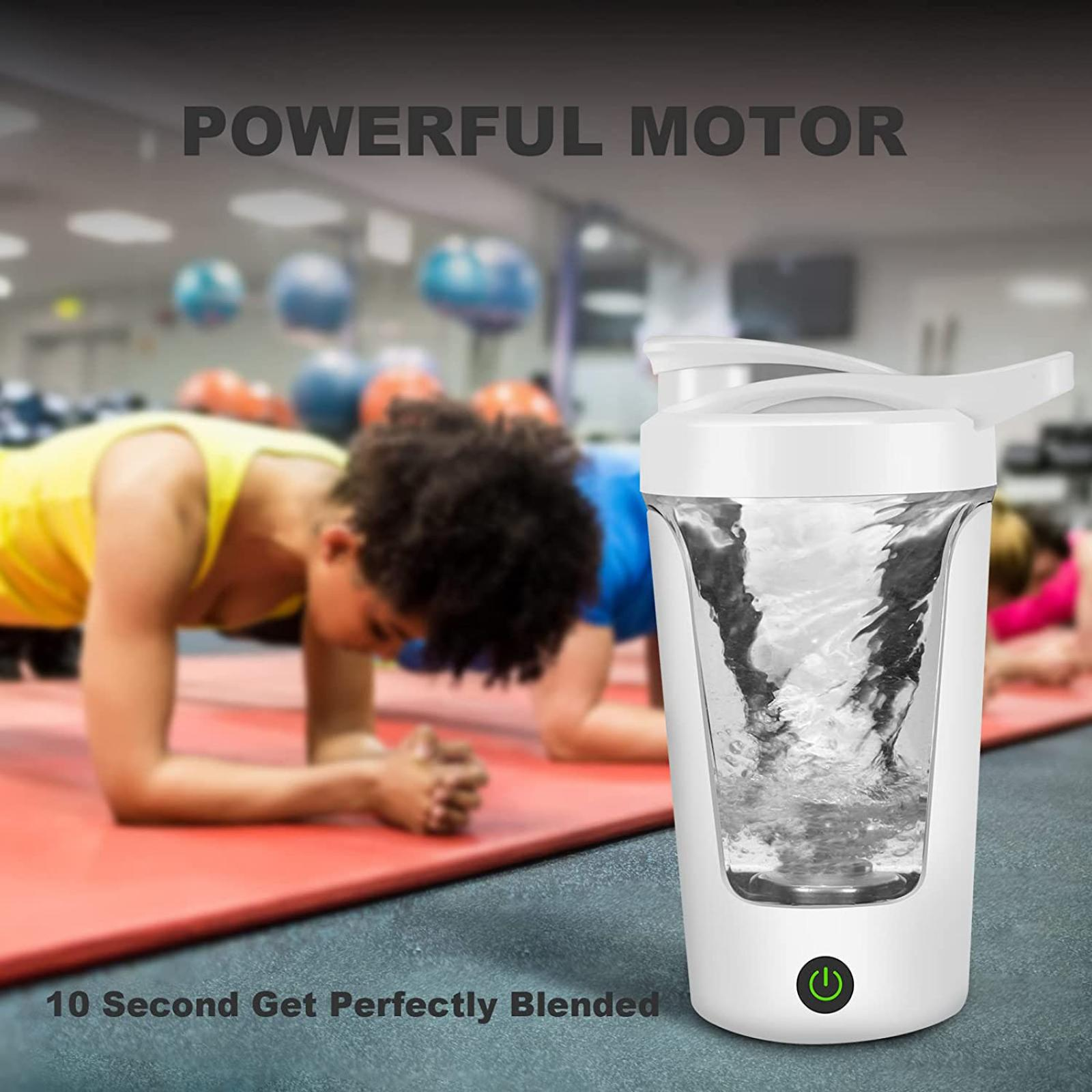 Ein weißer Mixer mischt Flüssigkeit. Im Hintergrund trainieren Menschen. Text: 'Powerful Motor' und '10 Second Get Perfectly Blended'.