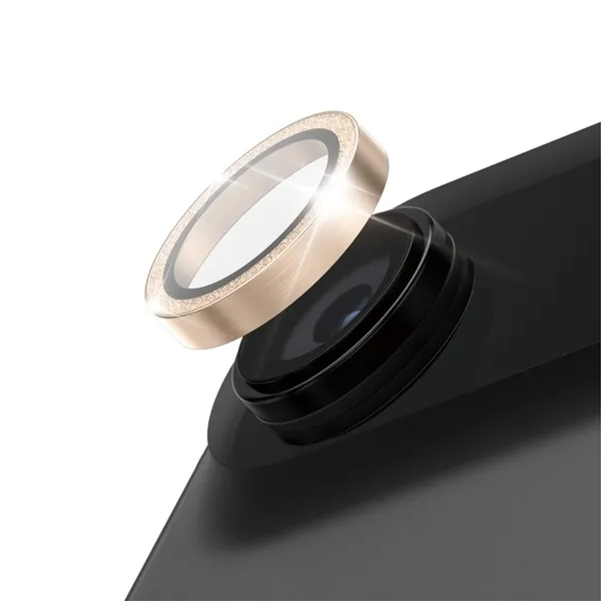 Close-up van een lensbeschermer voor een telefoon. De beschermer is goudkleurig met een doorzichtig glazen midden. De zwarte behuizing van de telefoon staat op de achtergrond.