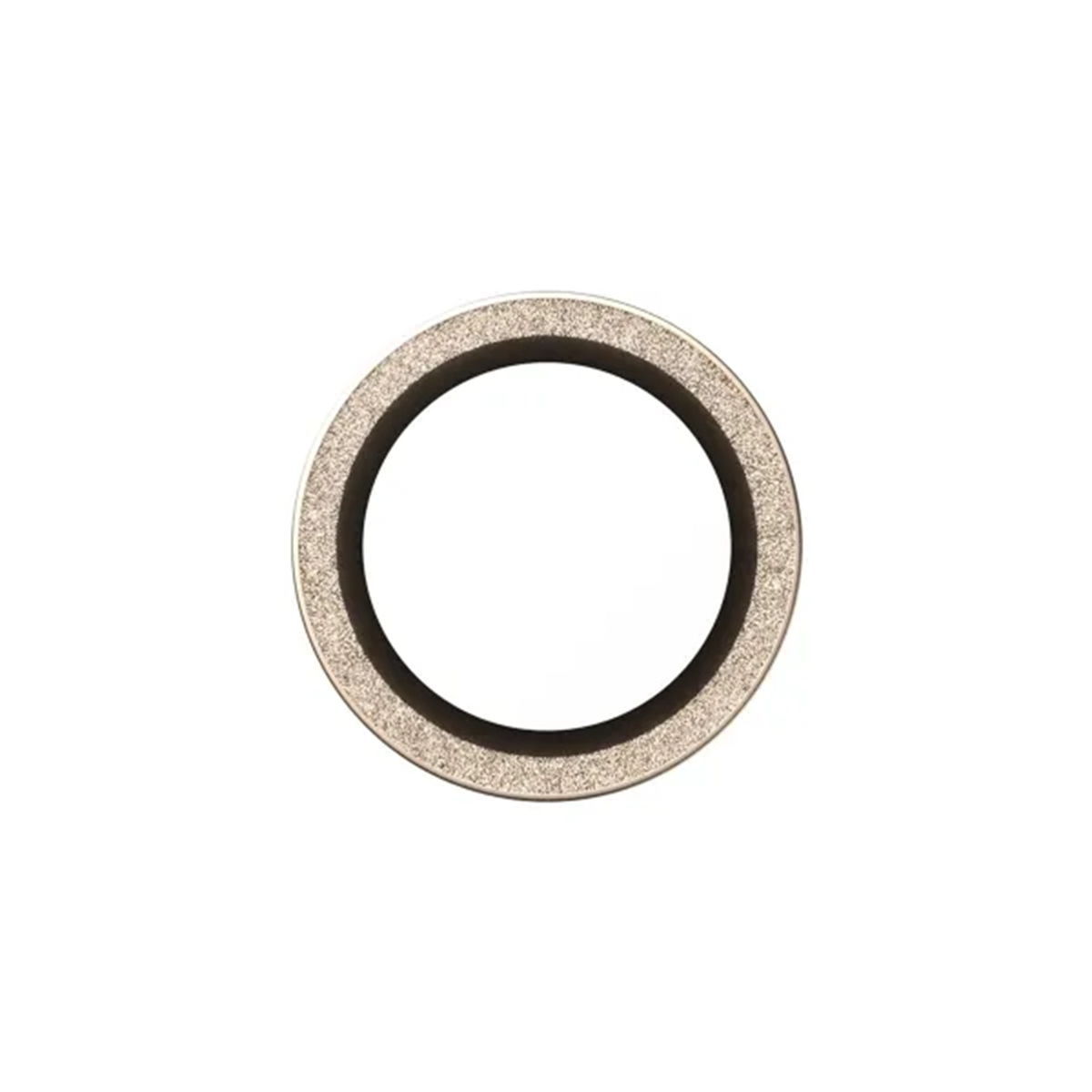 Een close-up van een ringvormig object. Het heeft een gespikkelde, lichtbruine buitenring, een zwarte binnenring en een wit midden.