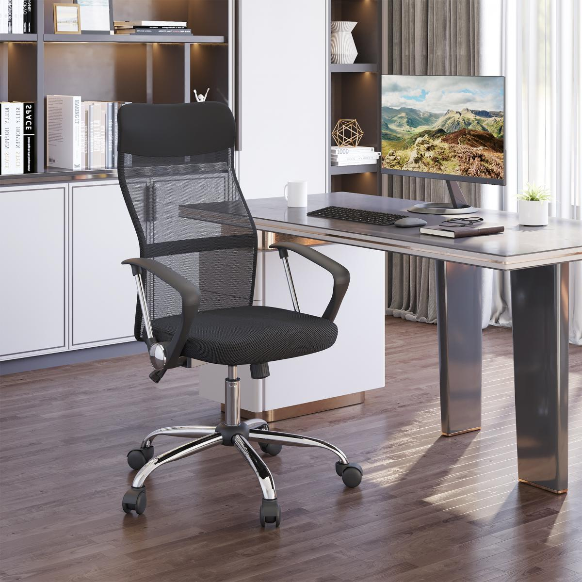 Büro mit schwarzem Netzstuhl, Schreibtisch mit Monitor, Büchern und weißen Schränken. Holzboden und Fenster mit Vorhängen.