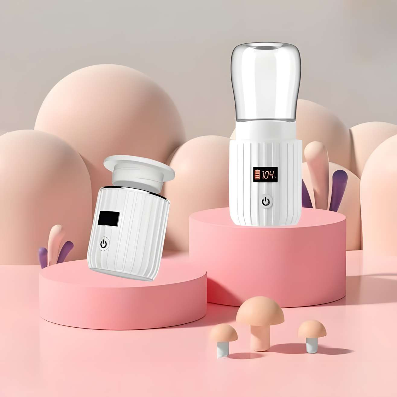 Zwei weiße Mixer auf rosa Plattformen. Der Hintergrund zeigt abstrakte Formen. Drei kleine Pilzfiguren befinden sich vor den Plattformen.