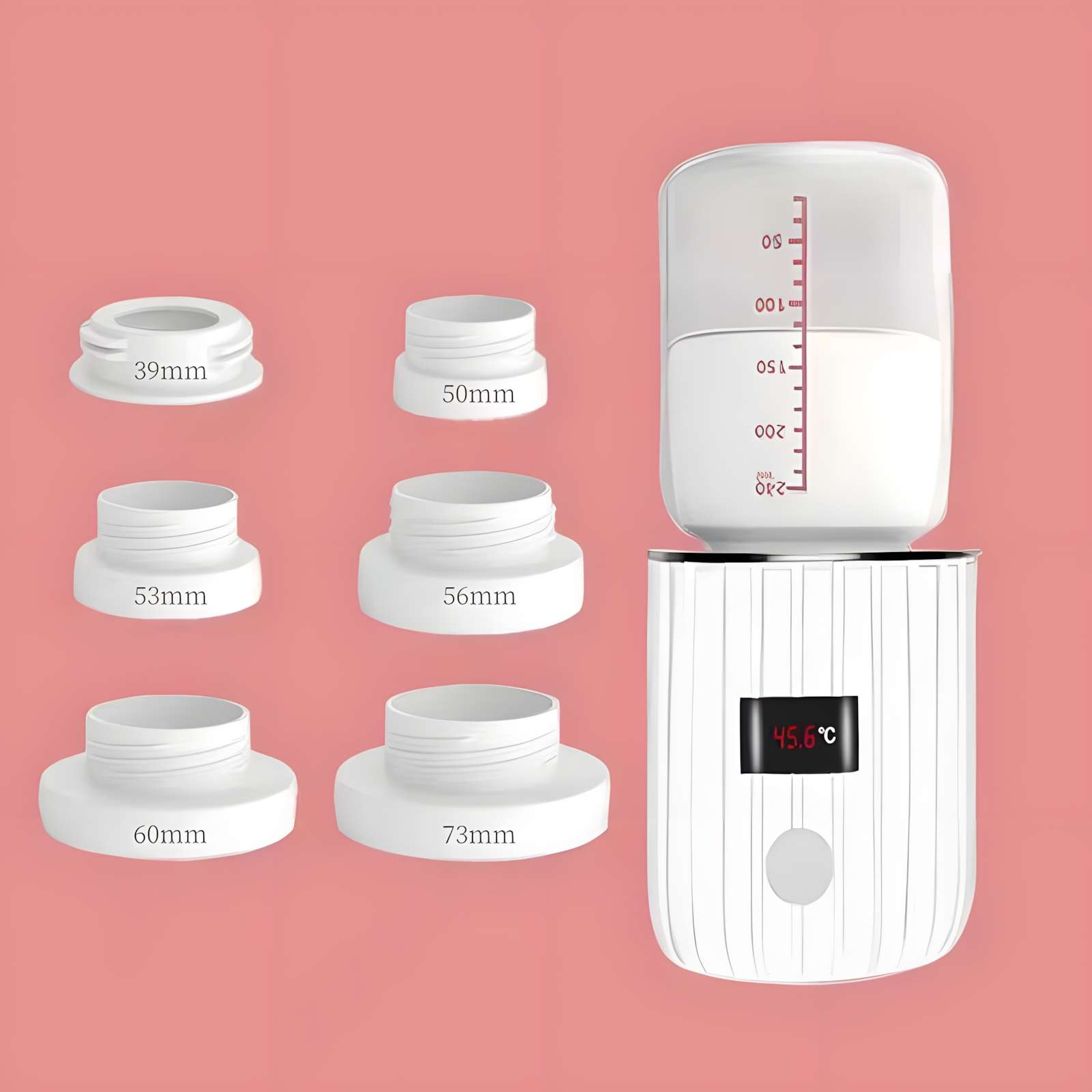 Ein Bild zeigt weißes Zubehör für Babyflaschen, einen Flaschenwärmer mit digitaler Anzeige von 45,6°C und einen rosa Hintergrund.