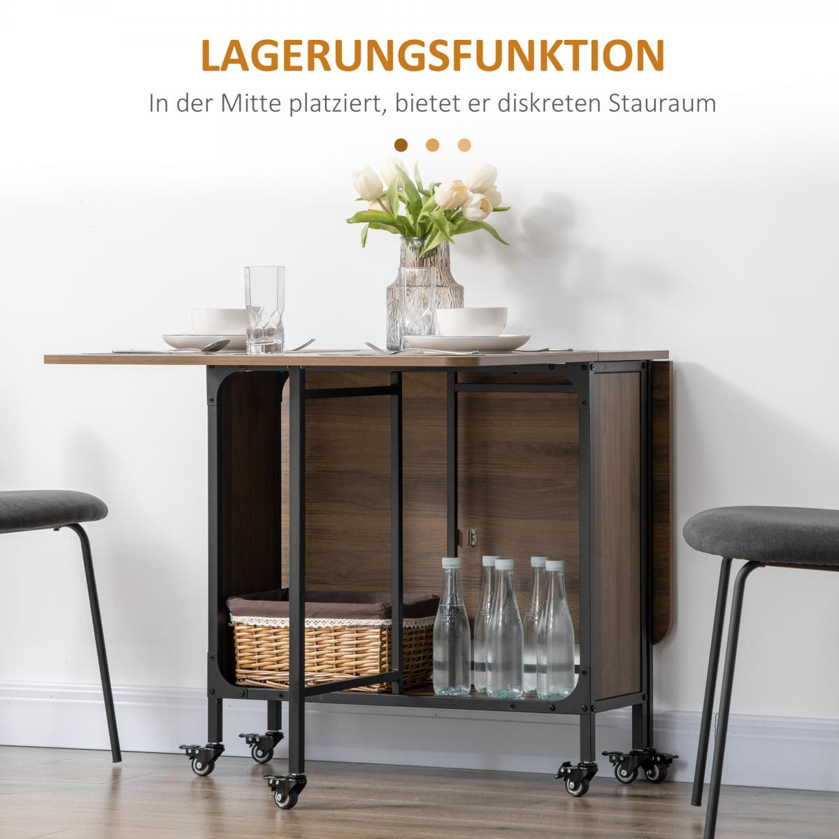 Ein klappbarer Holztisch mit Blumenvase, Schalen, Gläsern, Flaschen und einem Weidenkorb. Zwei Hocker sind auf beiden Seiten.