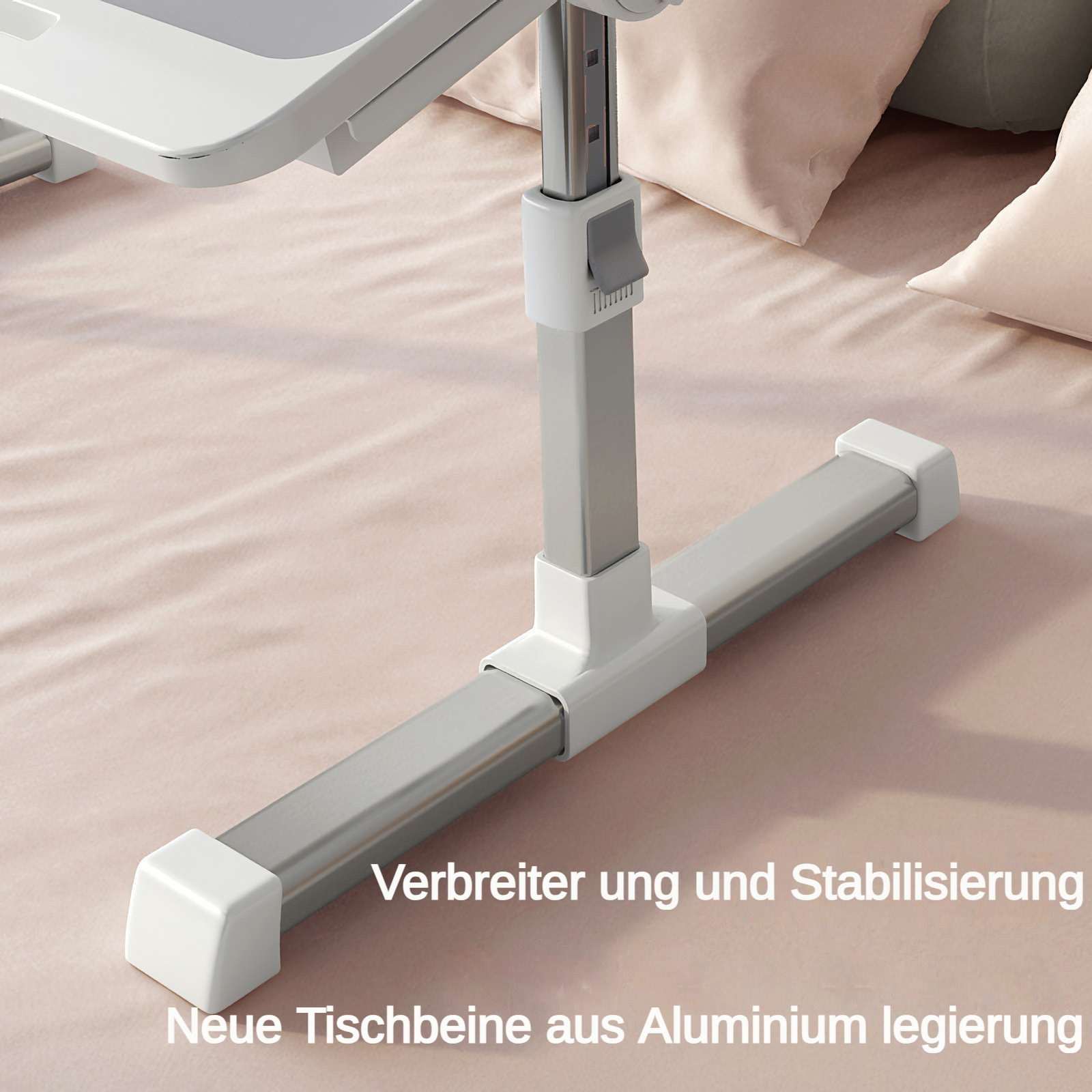 Ein weißes und graues verstellbares Tischbein. Der Tisch steht auf einem Bett mit Kissen. Text: Verbreiter ung und Stabilisierung.
