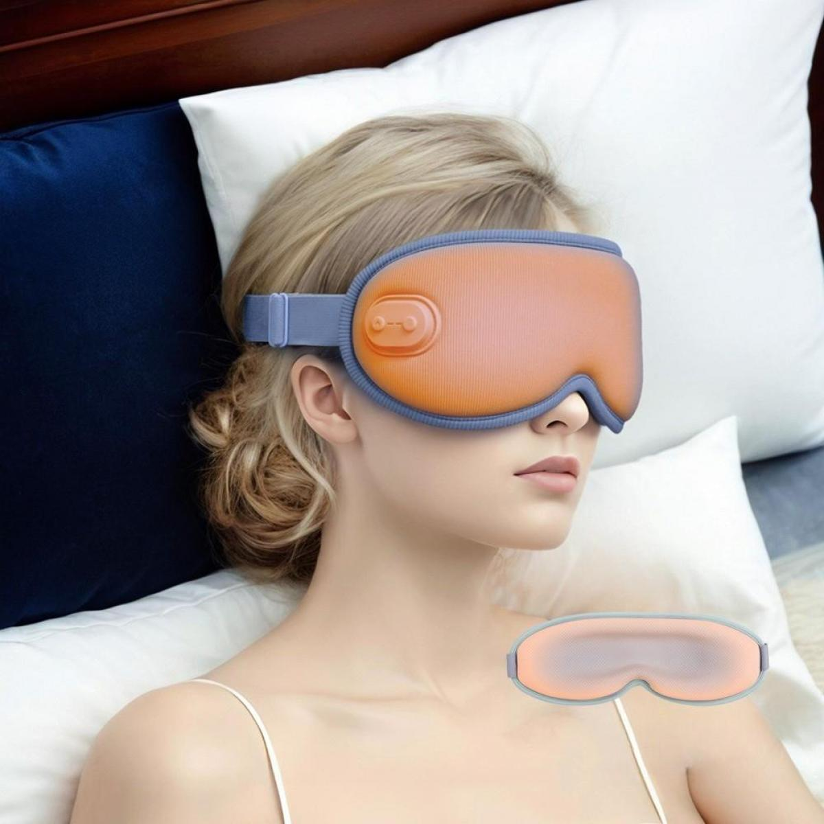 Frau im Bett mit orangefarbener Augenmaske. Blondes Haar, weißes Kissen, blaues Kissen und Augenmaske rechts unten.