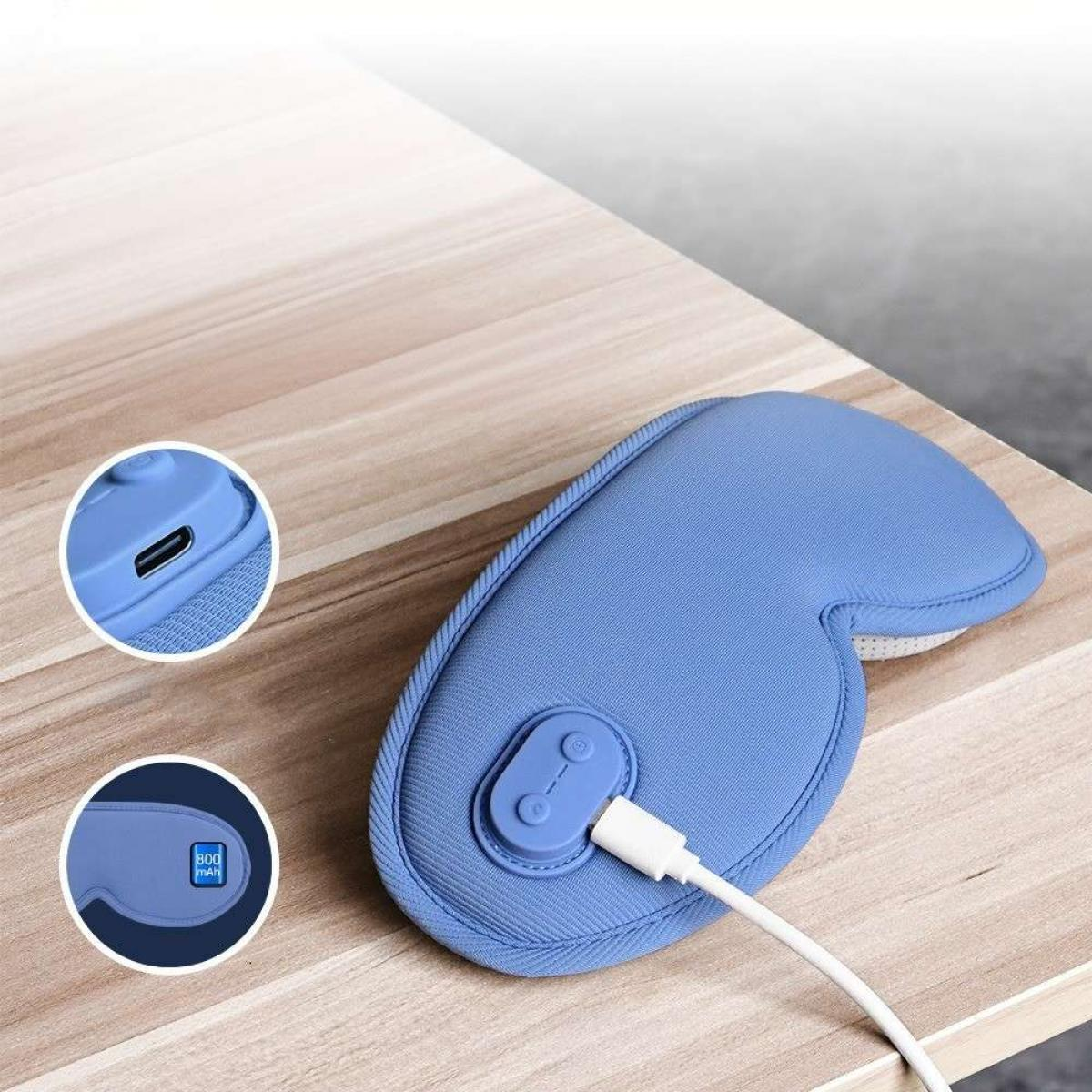Blaue Augenmaske auf Holztisch, lädt mit weißem Kabel. Nahaufnahmen zeigen Ladeanschluss und Batteriekapazität.