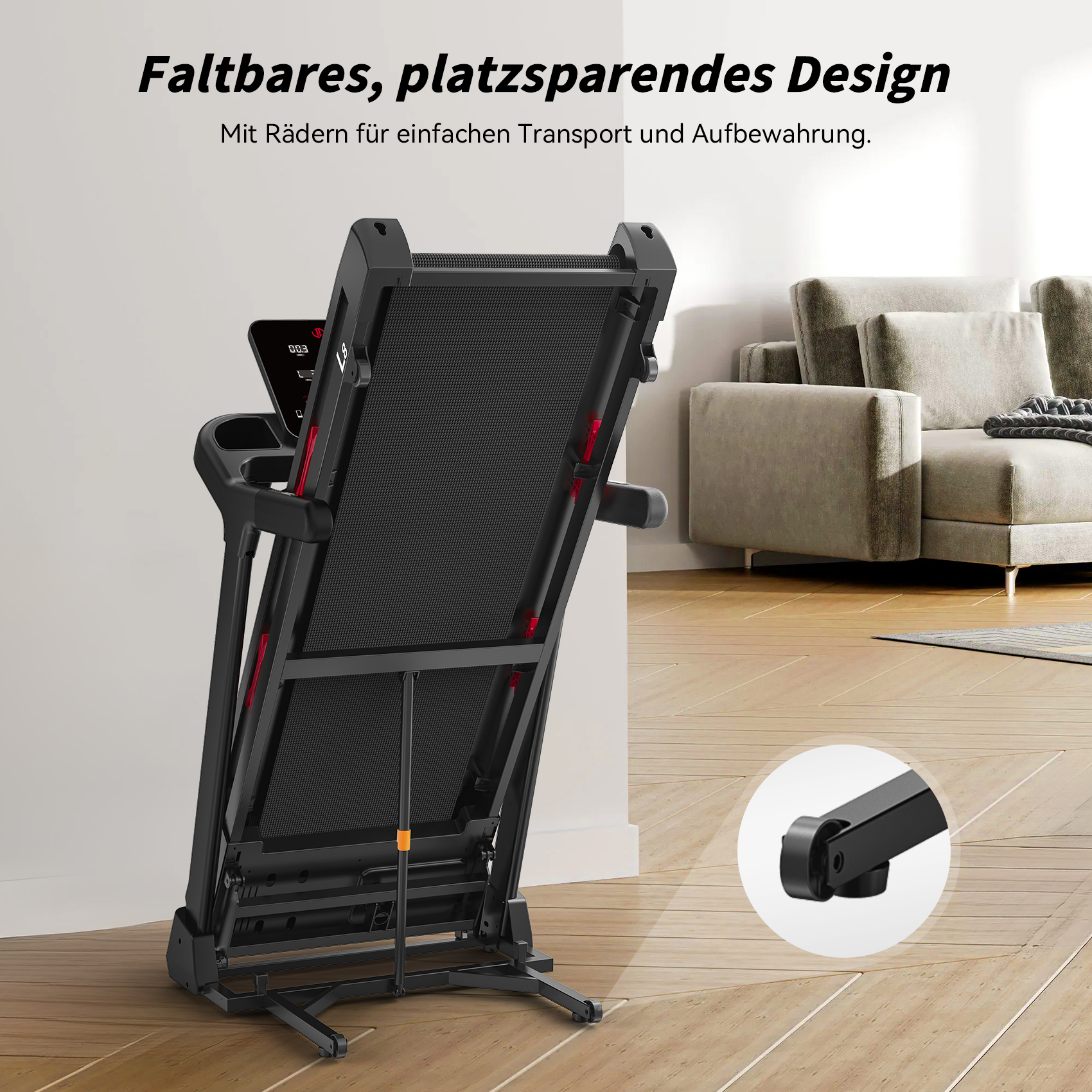 Klappbares Laufband, schwarz und rot, in einem Raum. Graues Sofa im Hintergrund. Räder für einfachen Transport sichtbar.